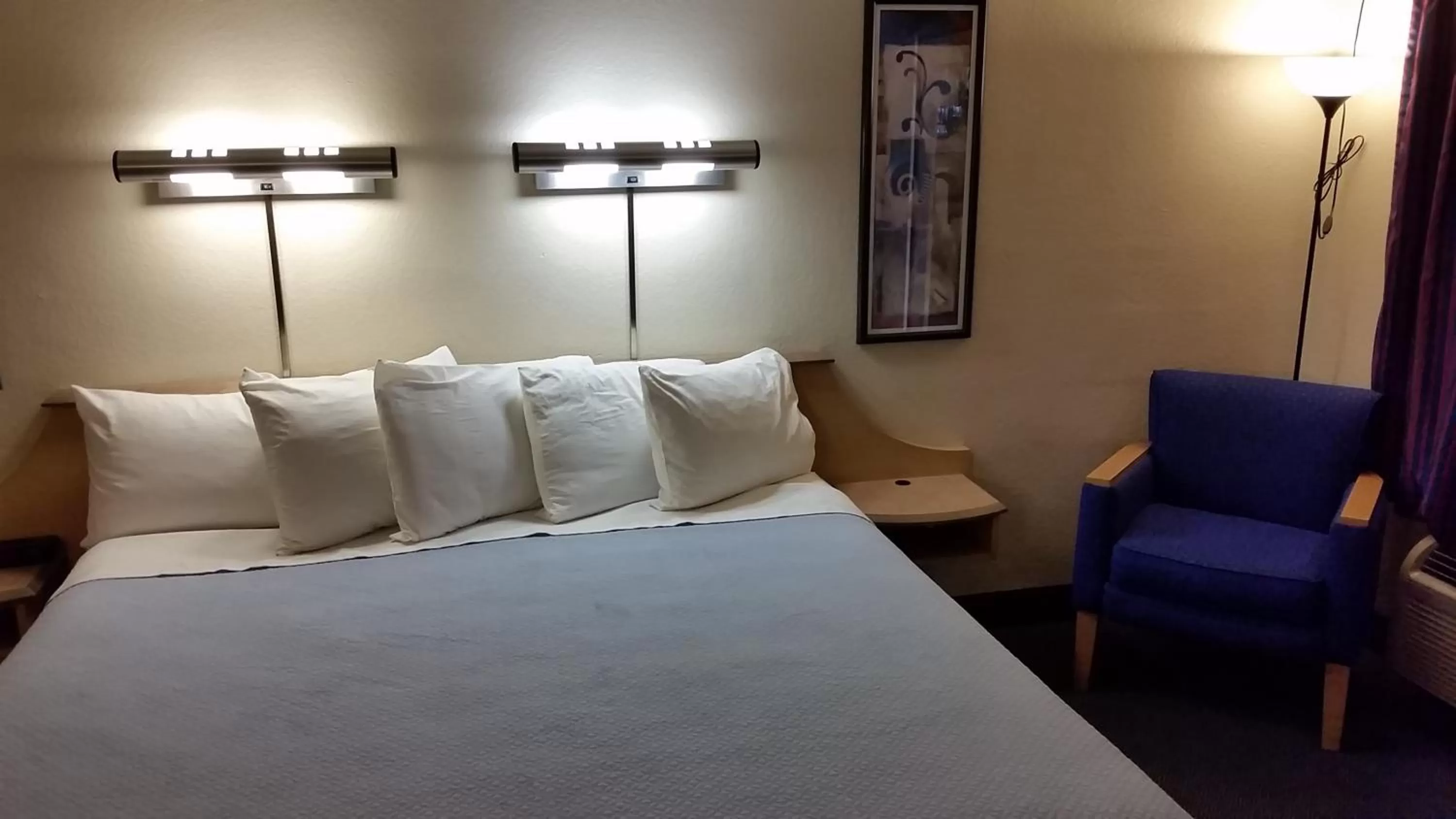 Photo of the whole room, Bed in Days Inn by Wyndham Buena Park Anaheim