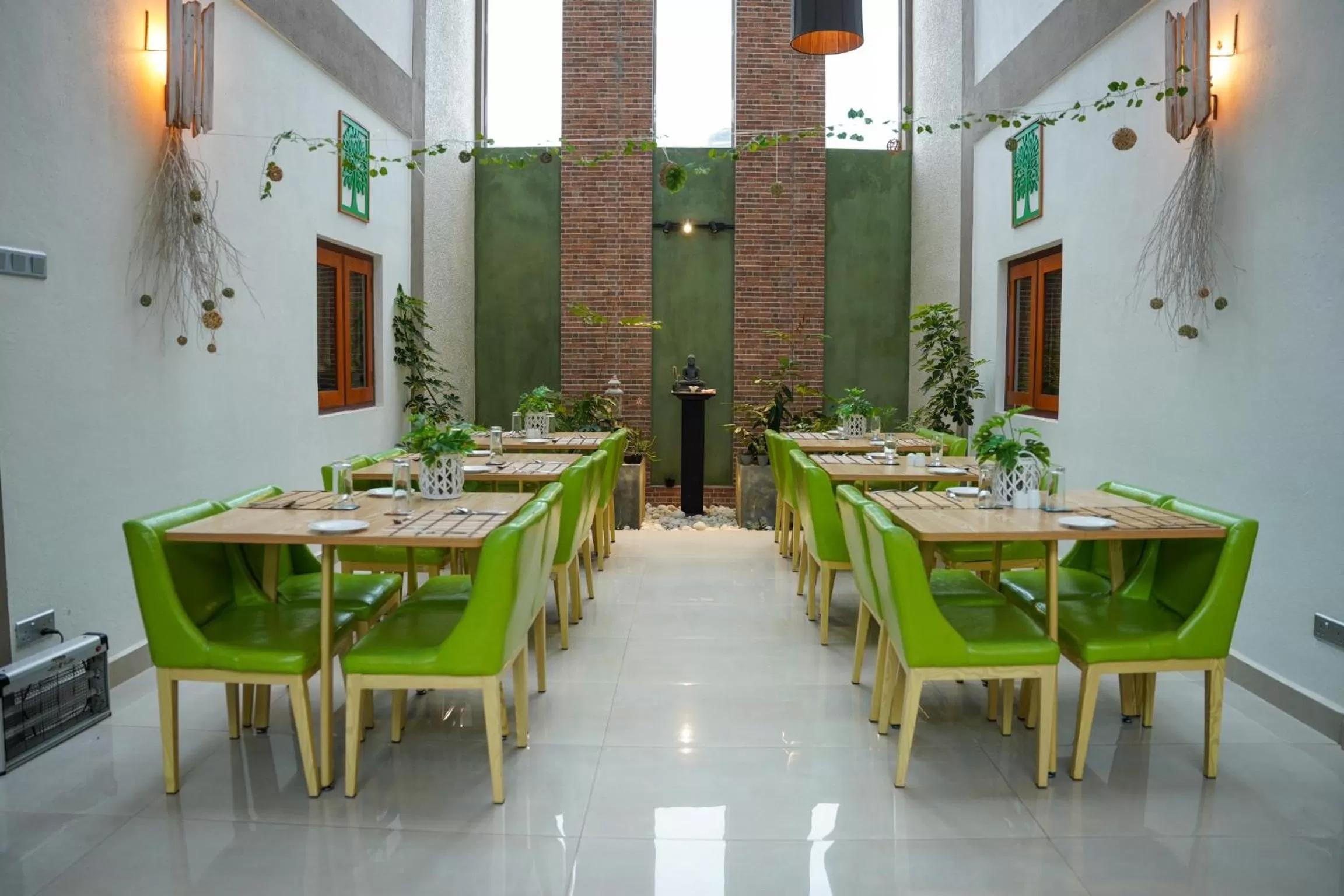 Restaurant/places to eat in J leaf Hotel by Blue Bird