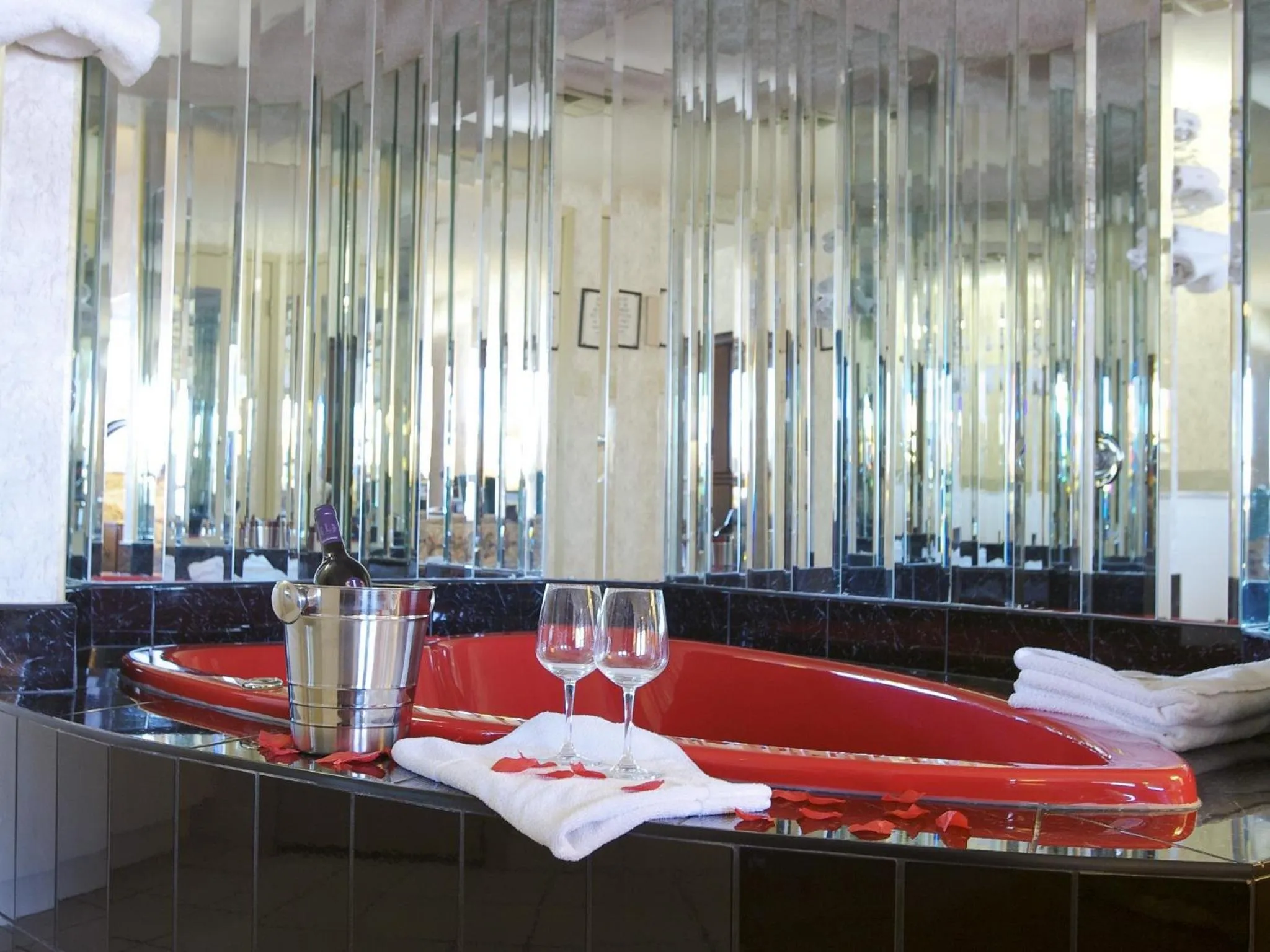 Bathroom in Howard Johnson by Wyndham Niagara Falls