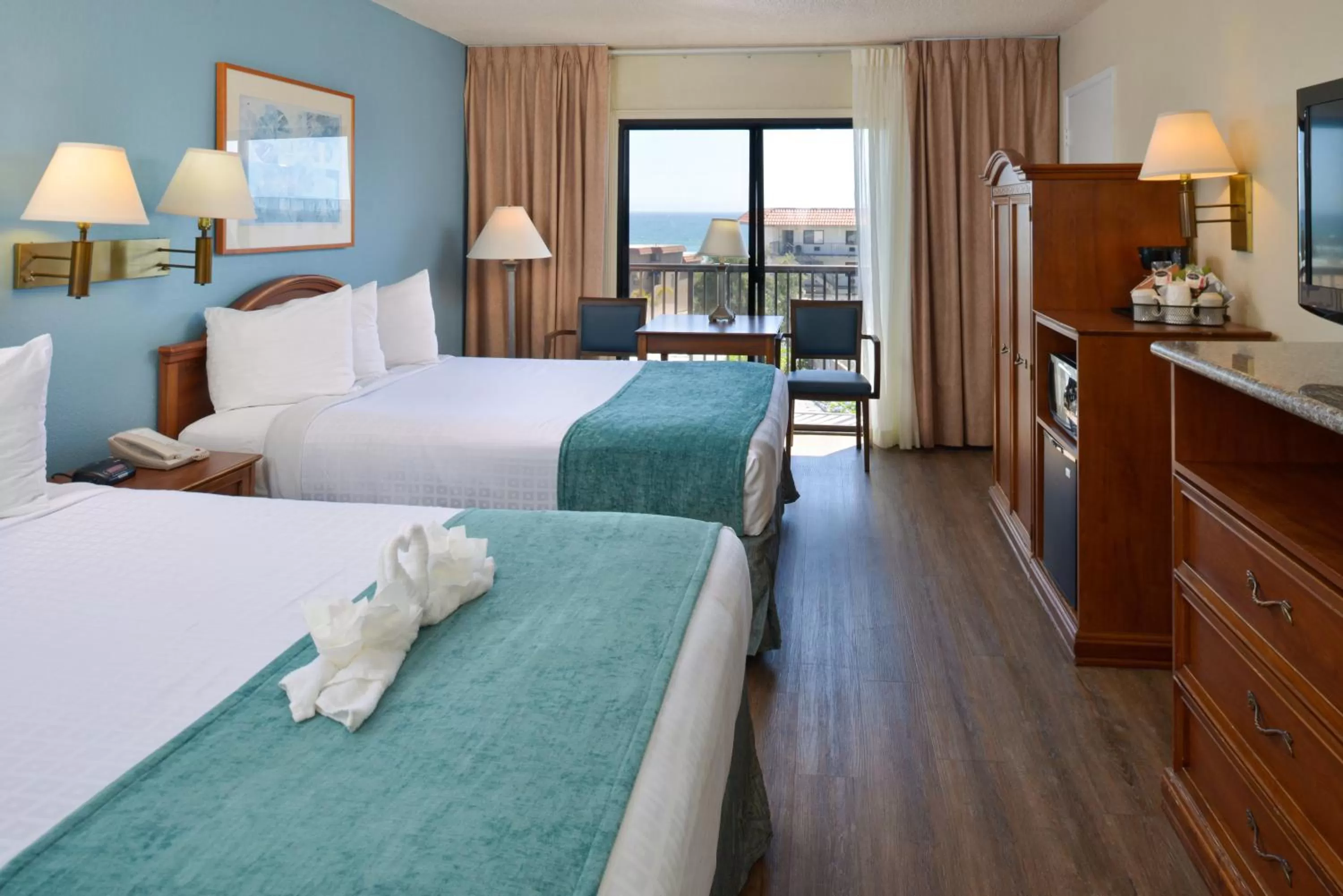 Bed in Edgewater Inn and Suites