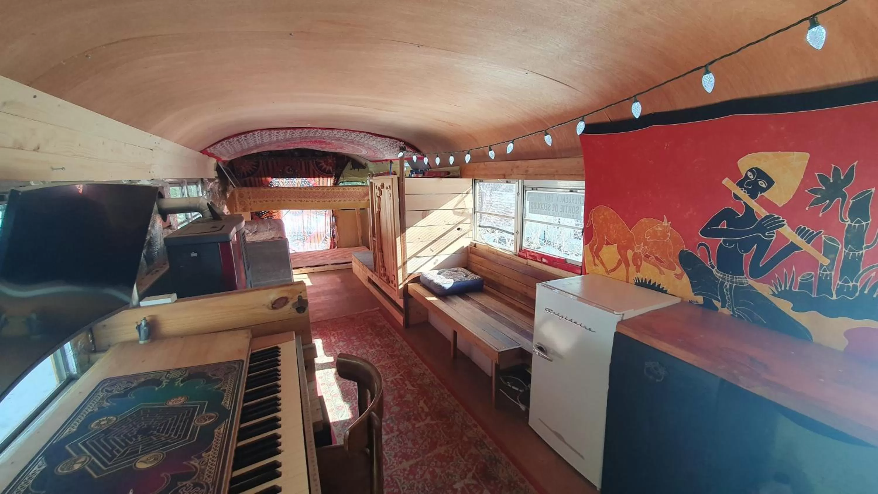 Photo of the whole room in Le Salon des Inconnus