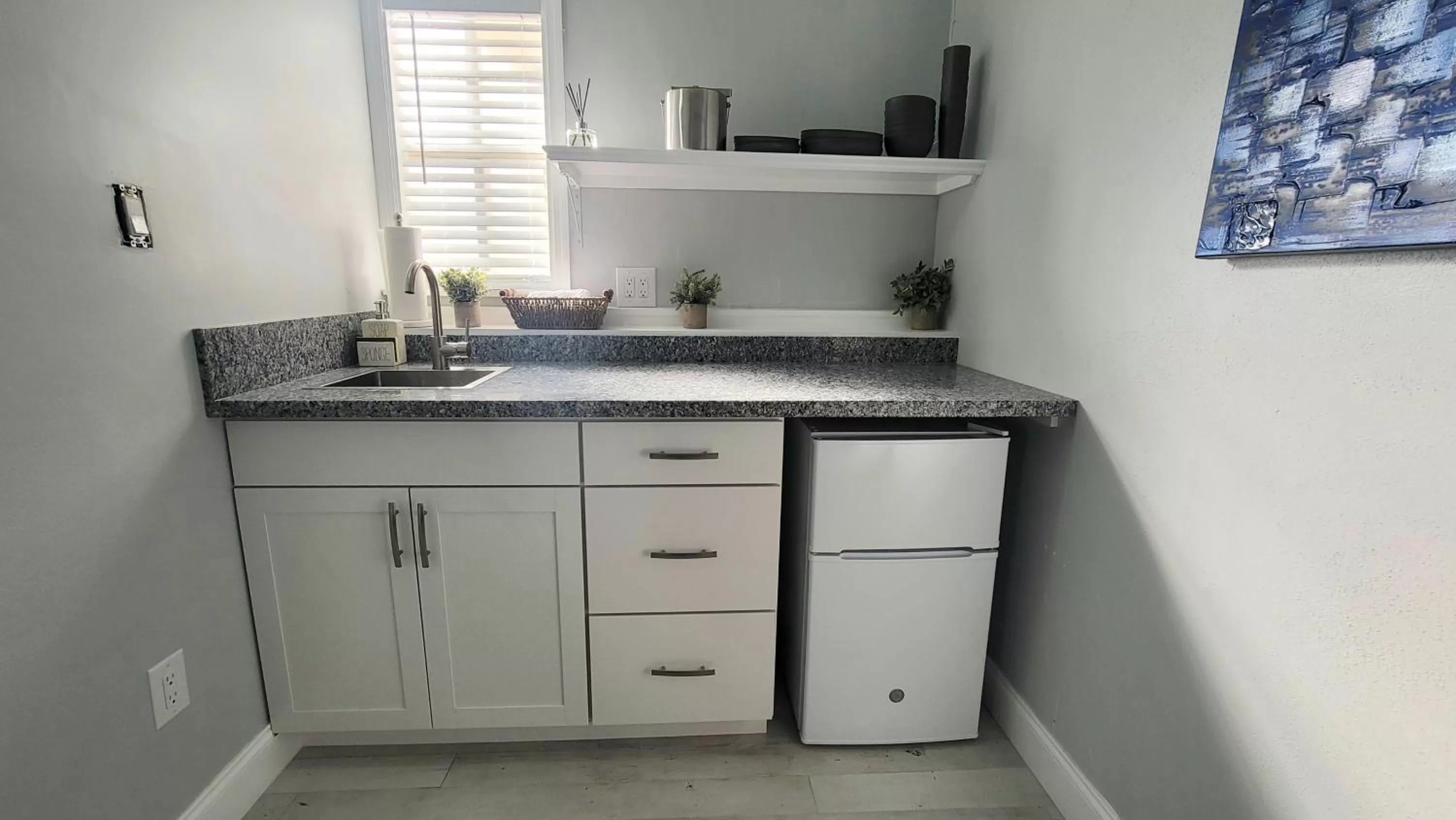 Kitchen or kitchenette in Barefoot mailman motel