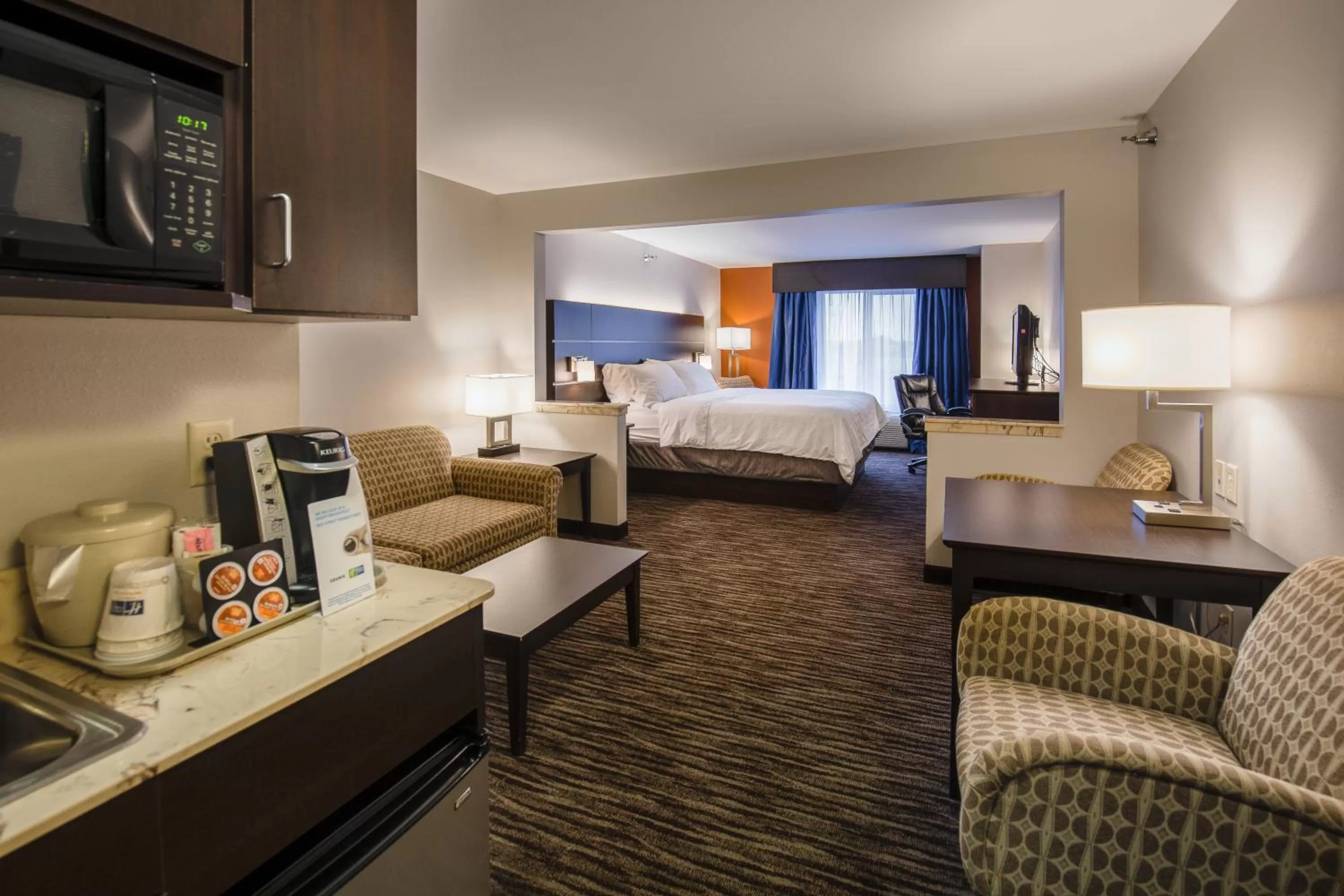 Photo of the whole room, Bed in Holiday Inn Express Hotel & Suites Sioux Falls-Brandon by IHG