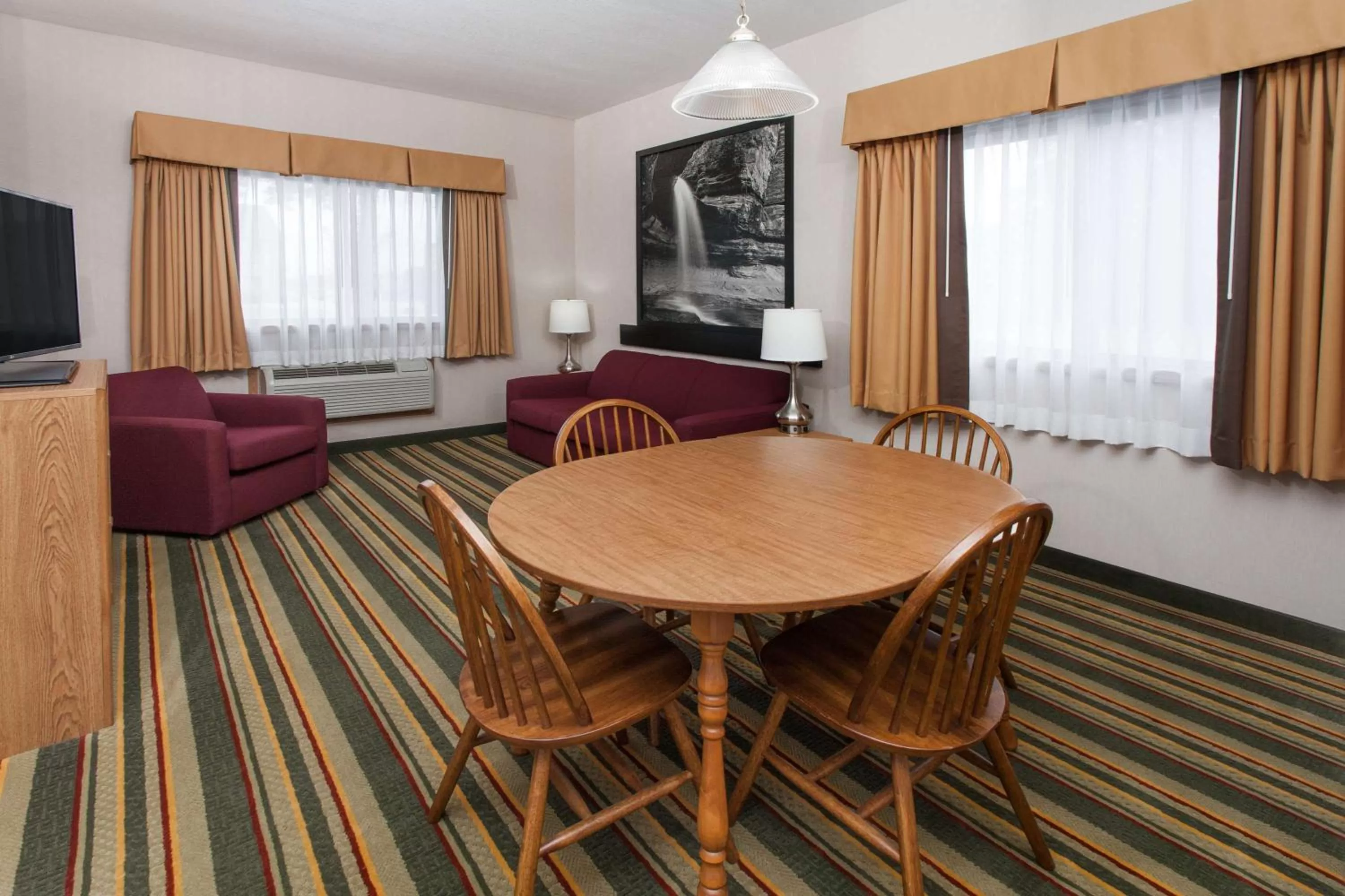 One-Bedroom King Room - Non-Smoking in Super 8 by Wyndham Ottawa Starved Rock
