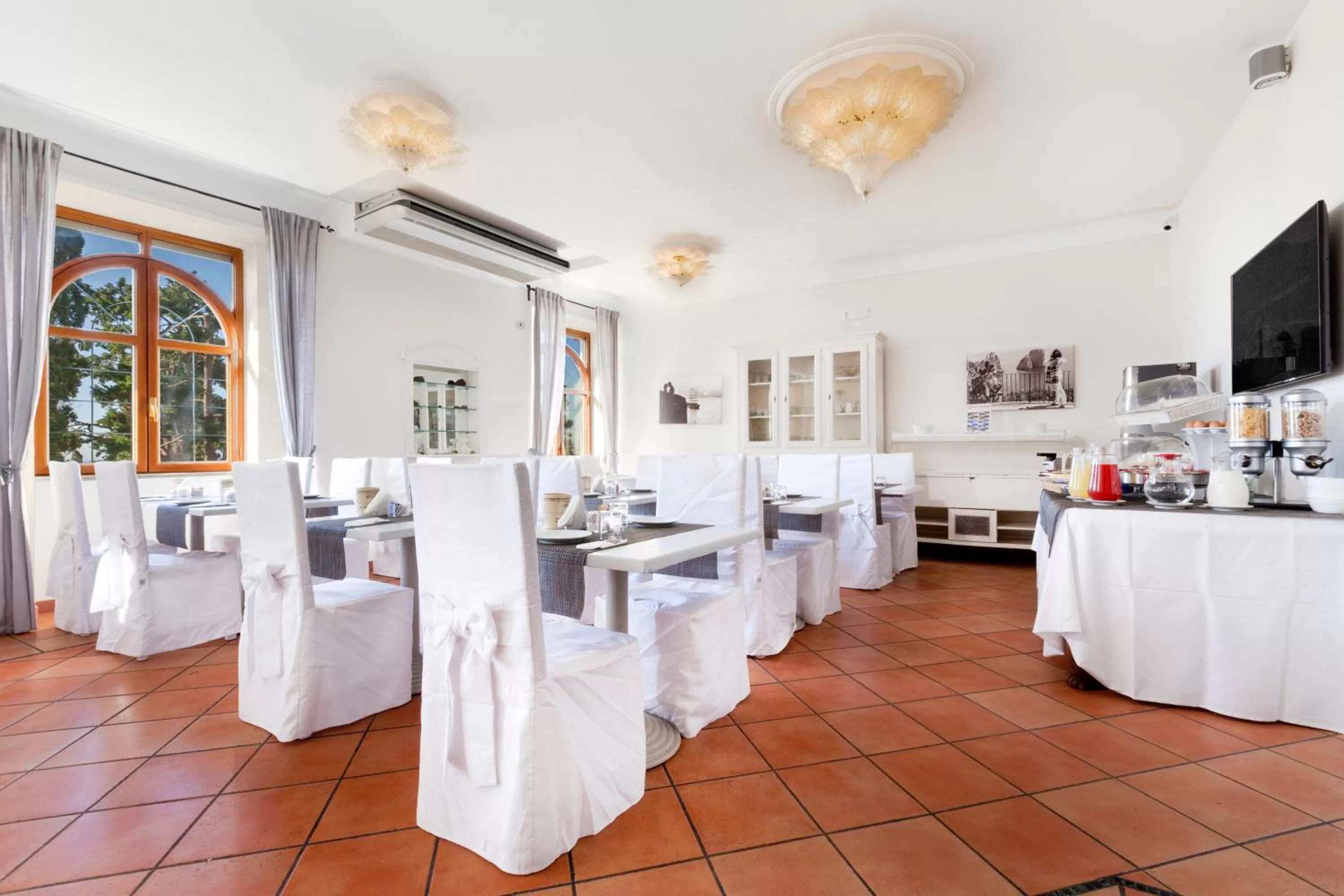 Restaurant/places to eat in Hotel Herculaneum