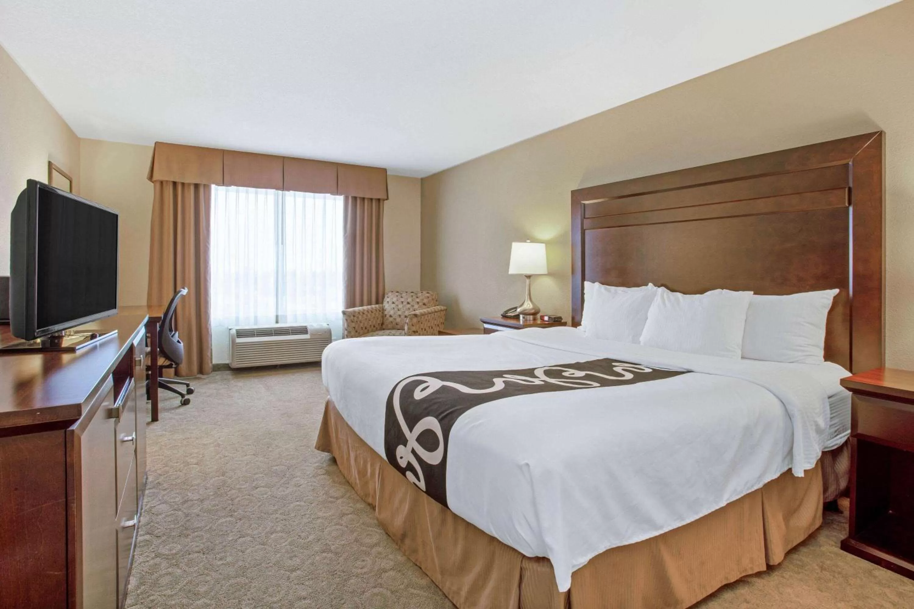 Photo of the whole room, Bed in La Quinta by Wyndham Bismarck