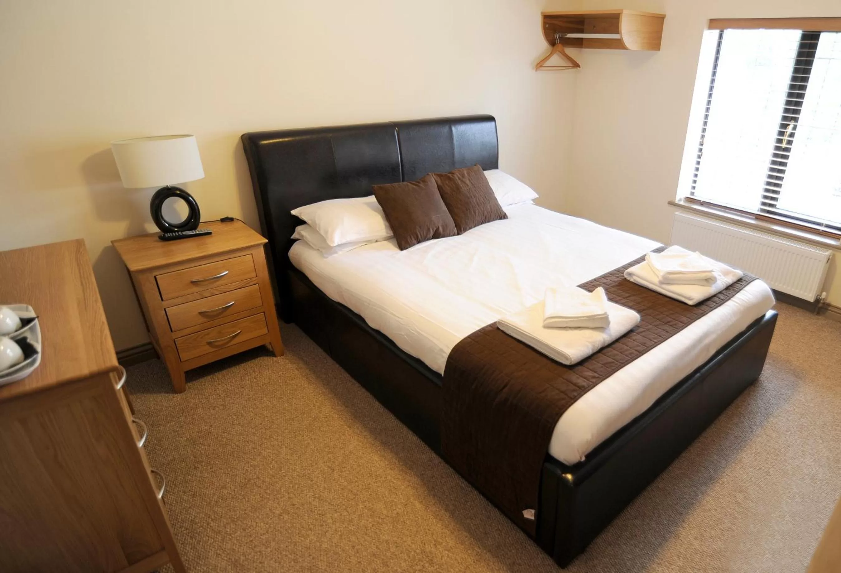 Bedroom, Bed in The Elm Tree Inn