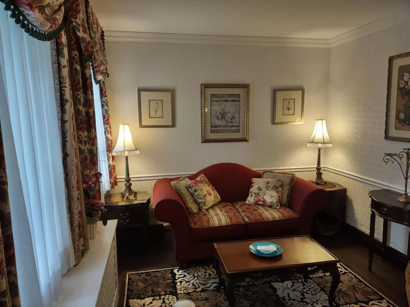 Communal lounge/ TV room in The King George Inn