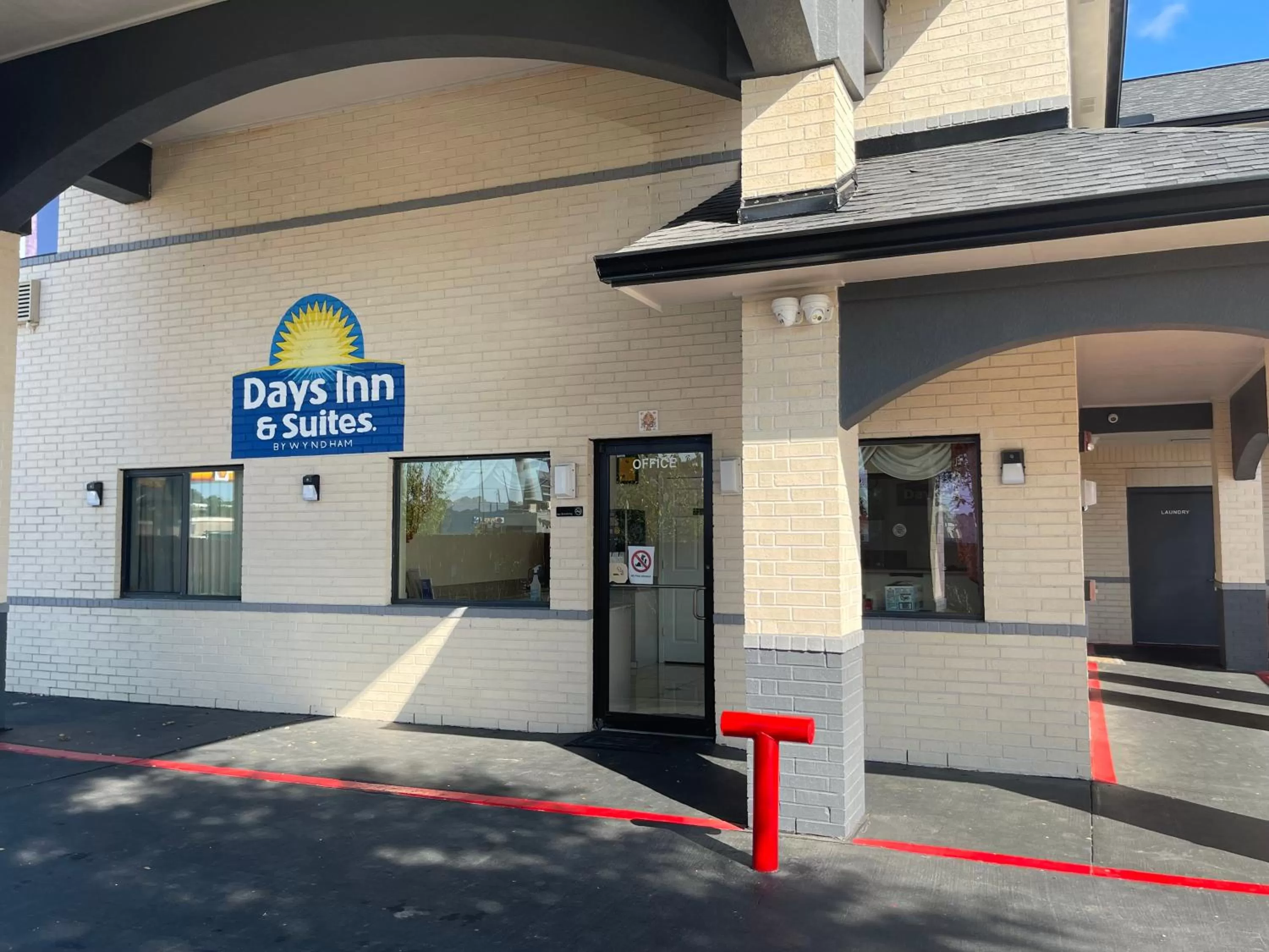 Facade/entrance in Days Inn by Wyndham Dickinson TX