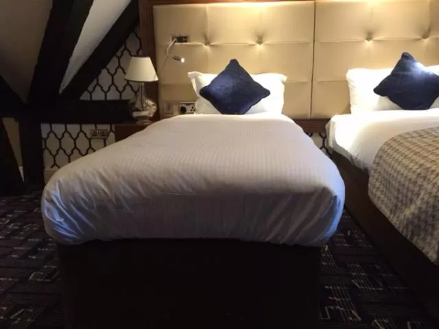 Shower, Bed in The Crown Wetherspoon