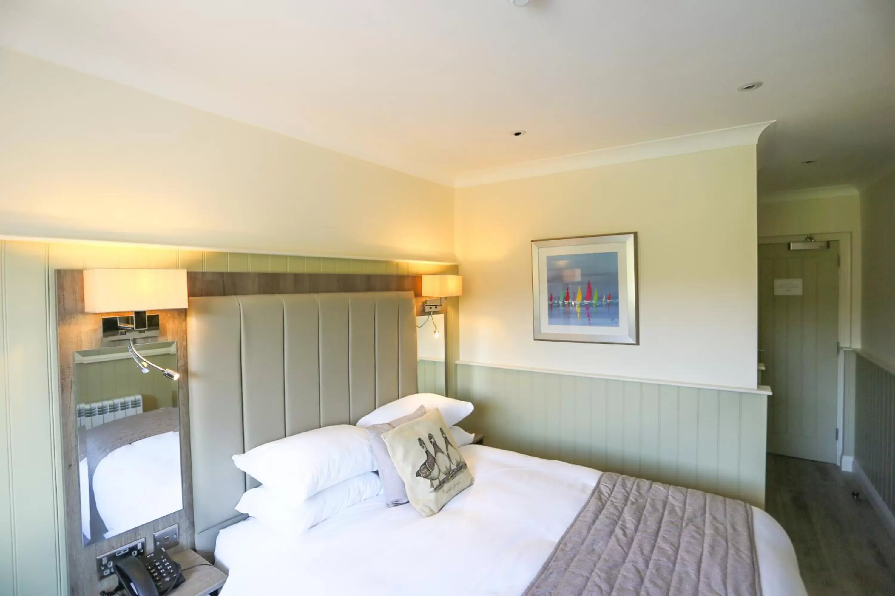 Double Room with Loch View in Duck Bay Hotel & Restaurant Double Room with Loch View in Duck Bay Hotel & Restaurant
