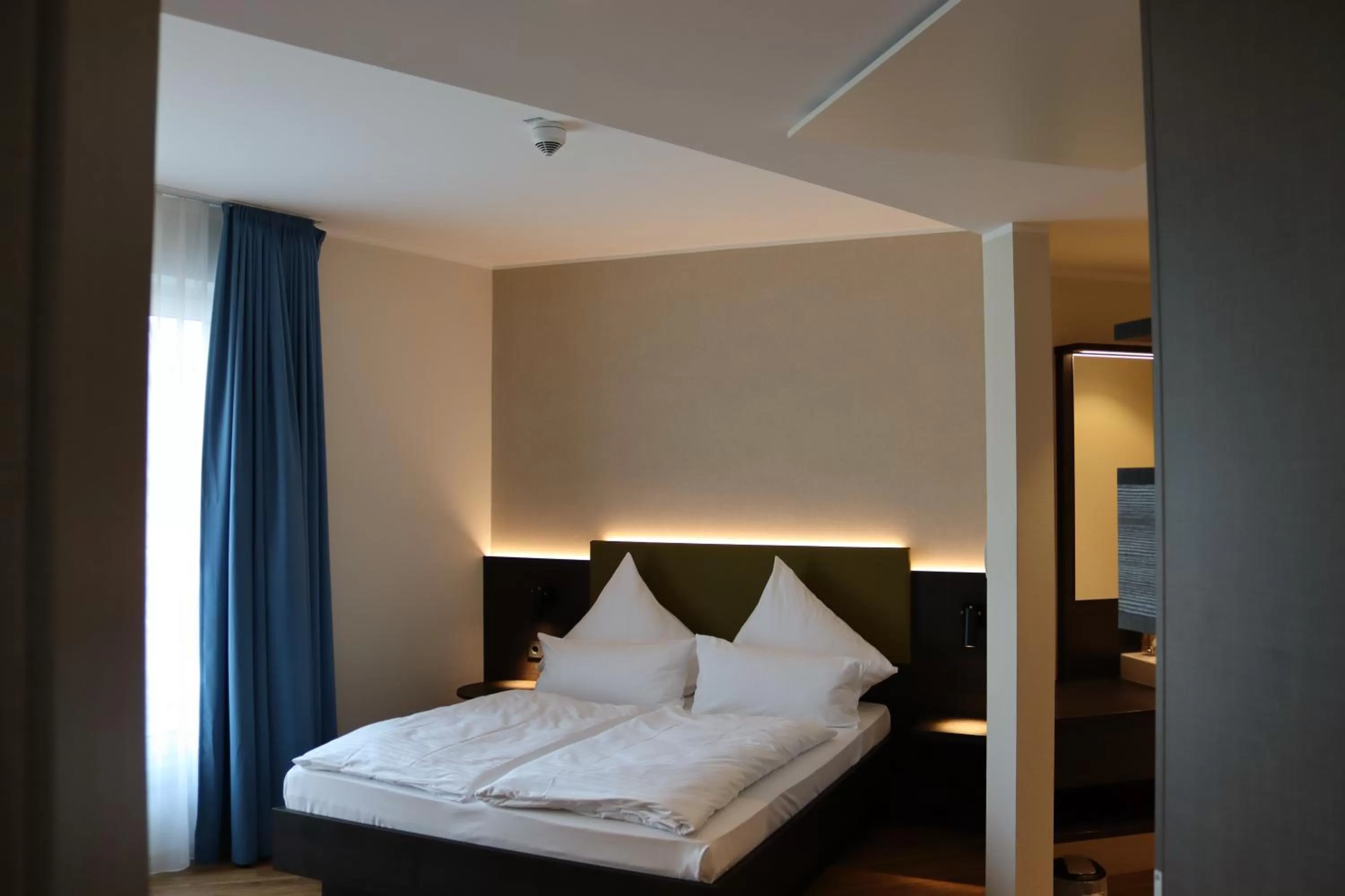 Photo of the whole room, Bed in EINSTEIN Hotel am Römerpark