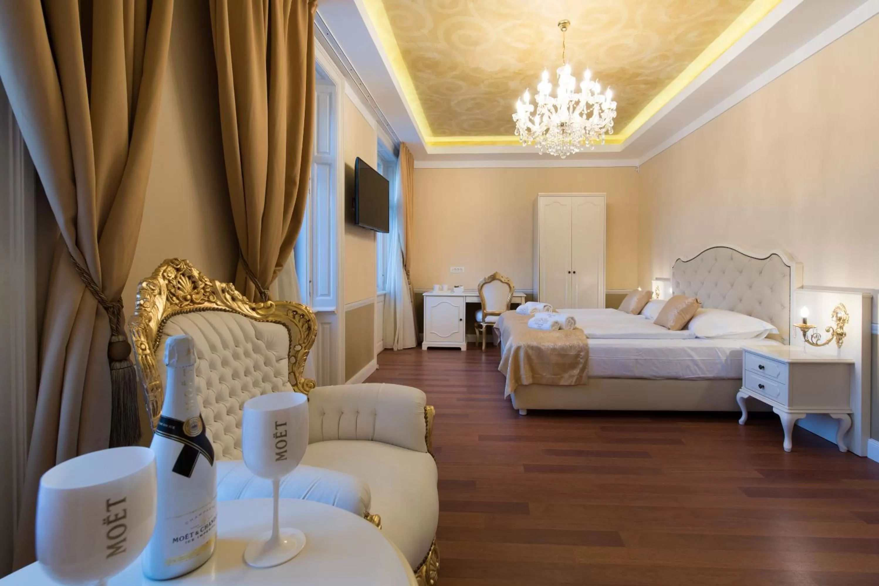 Bed in Central Square Heritage Hotel