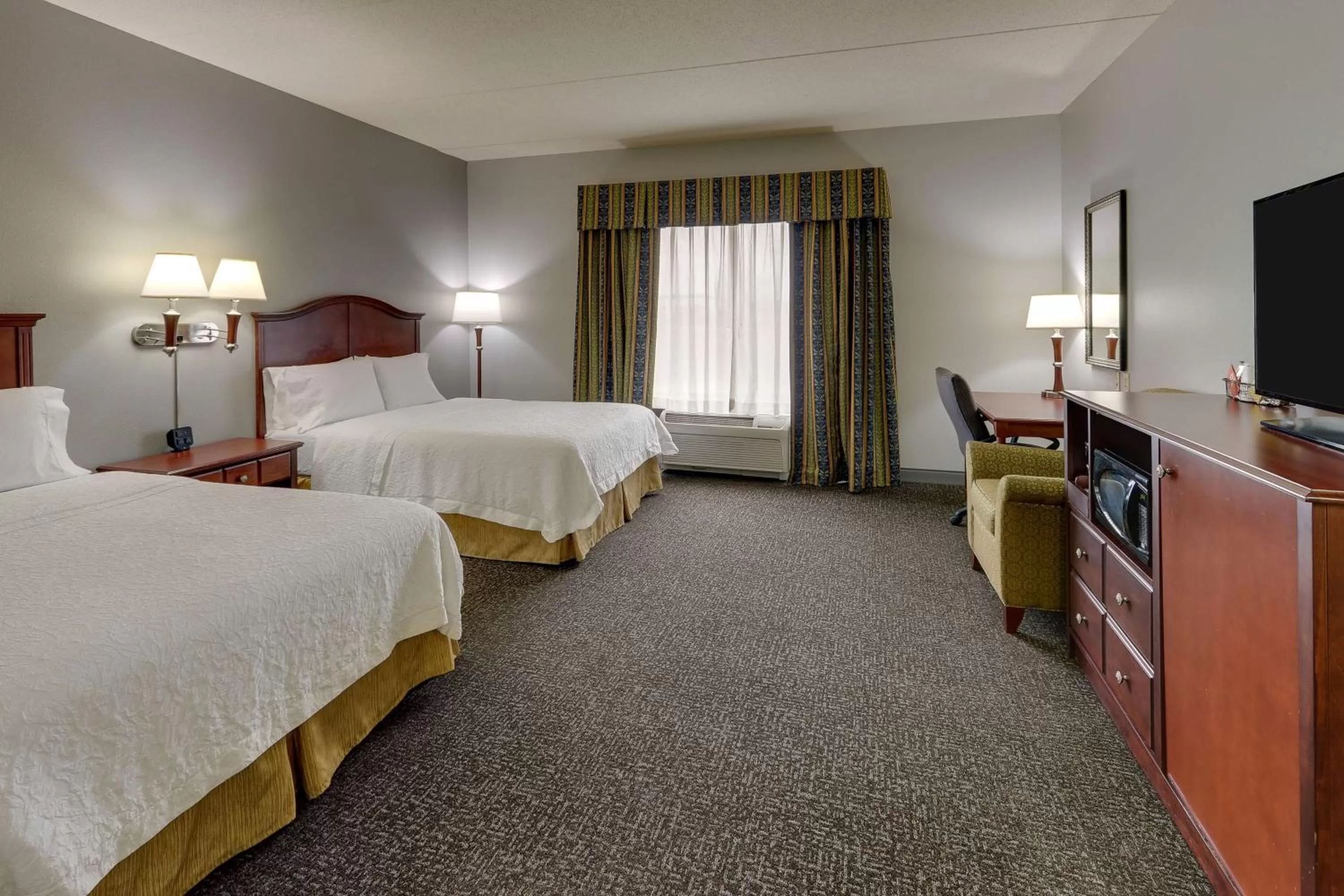 Bedroom, Bed in Hampton Inn & Suites Indianapolis-Airport