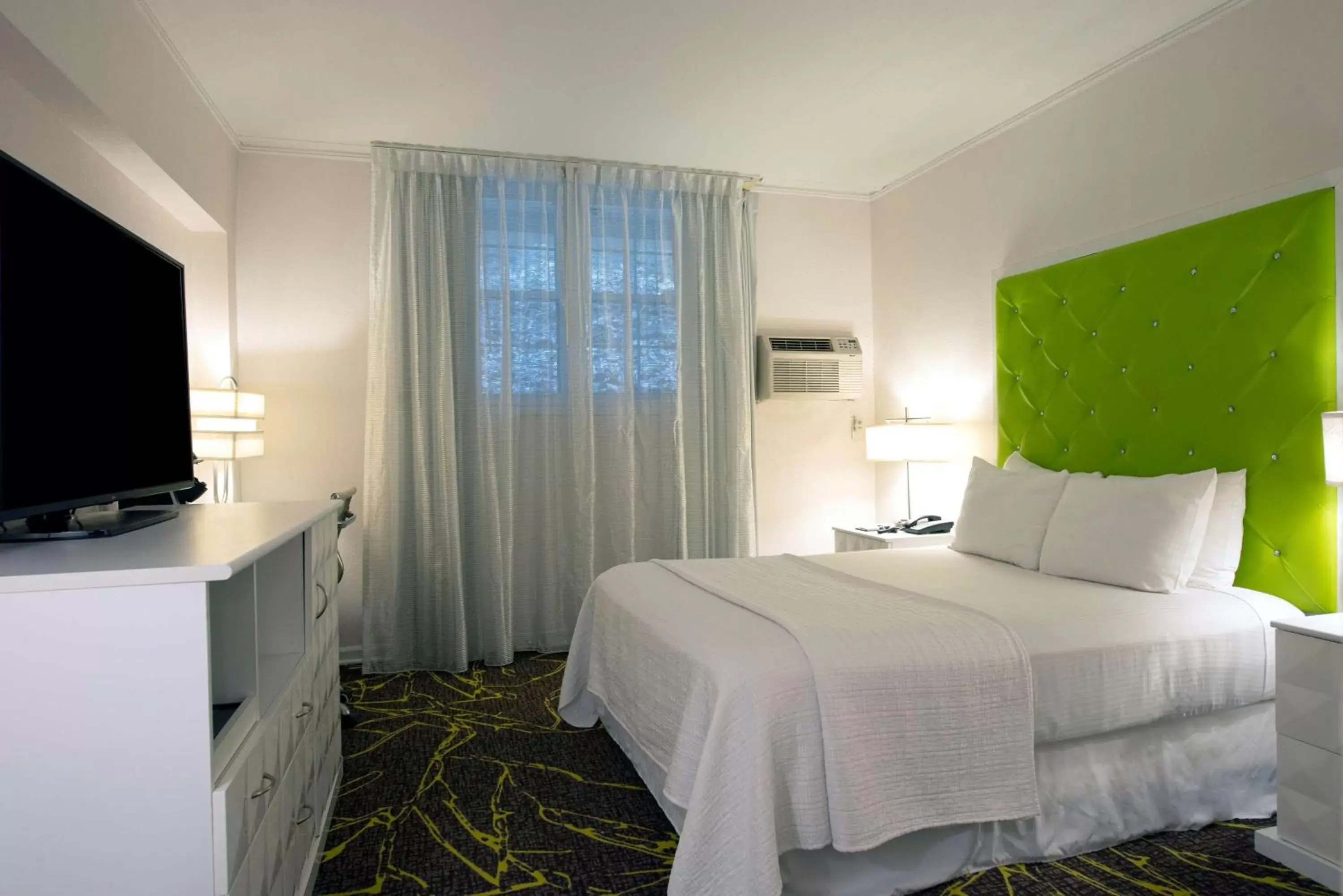 King Room - Harbor Side in The Roslyn, Tapestry Collection by Hilton King Room - Harbor Side in The Roslyn, Tapestry Collection by Hilton