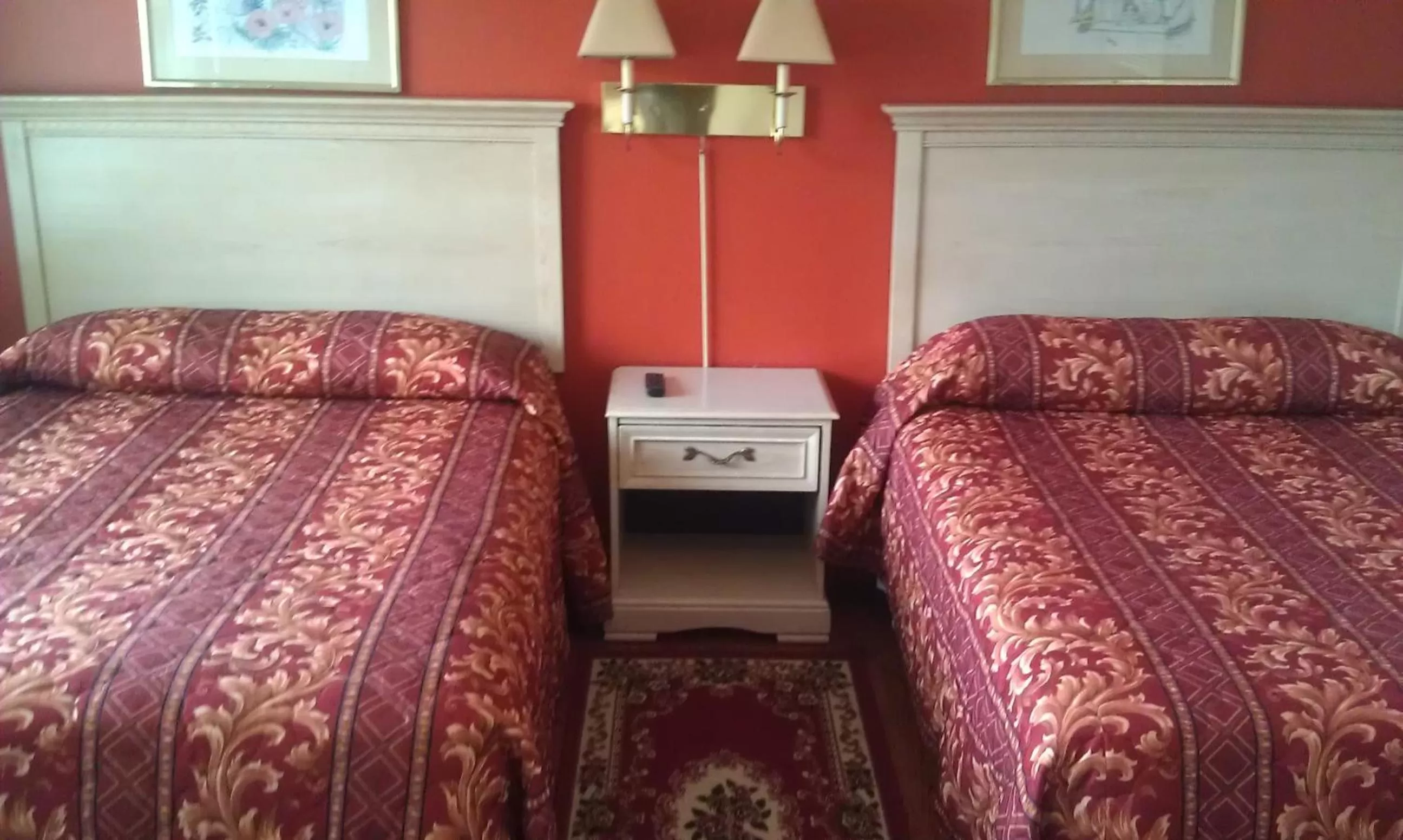 Bed in Community Court Motel