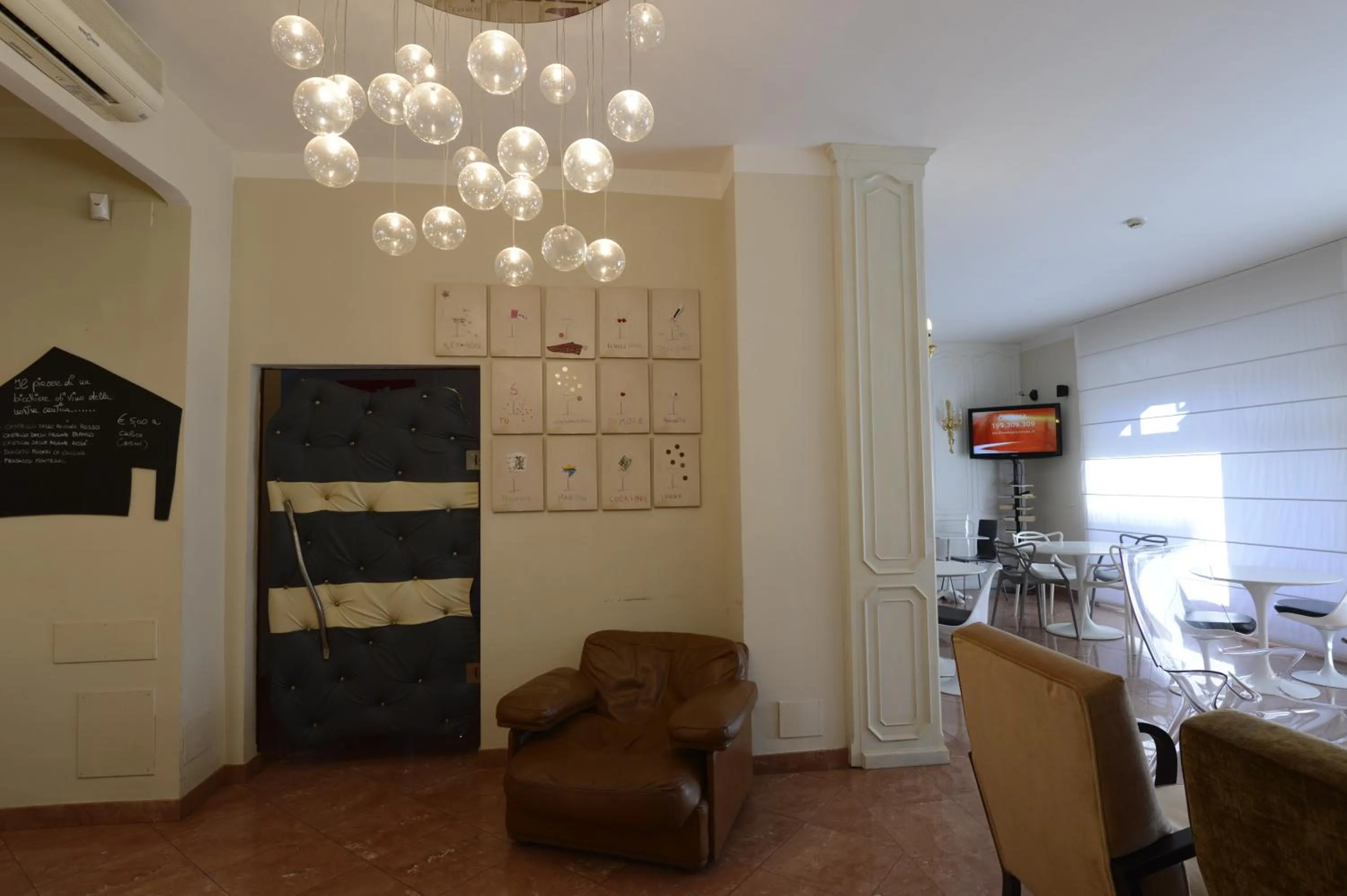 Communal lounge/ TV room in Hotel Tourist