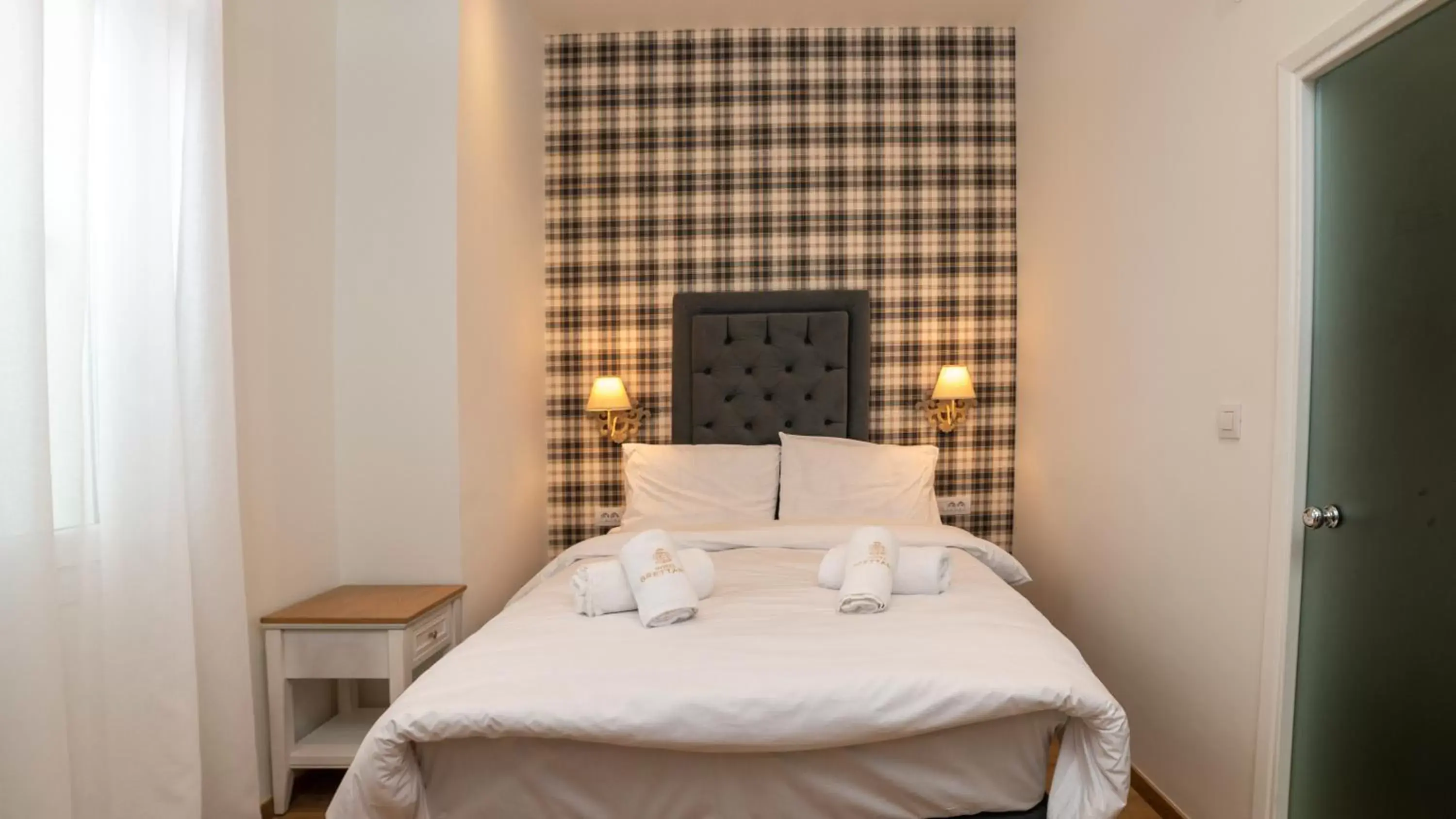 Petite Double Room with Window in Brettania Hotel Petite Double Room with Window in Brettania Hotel