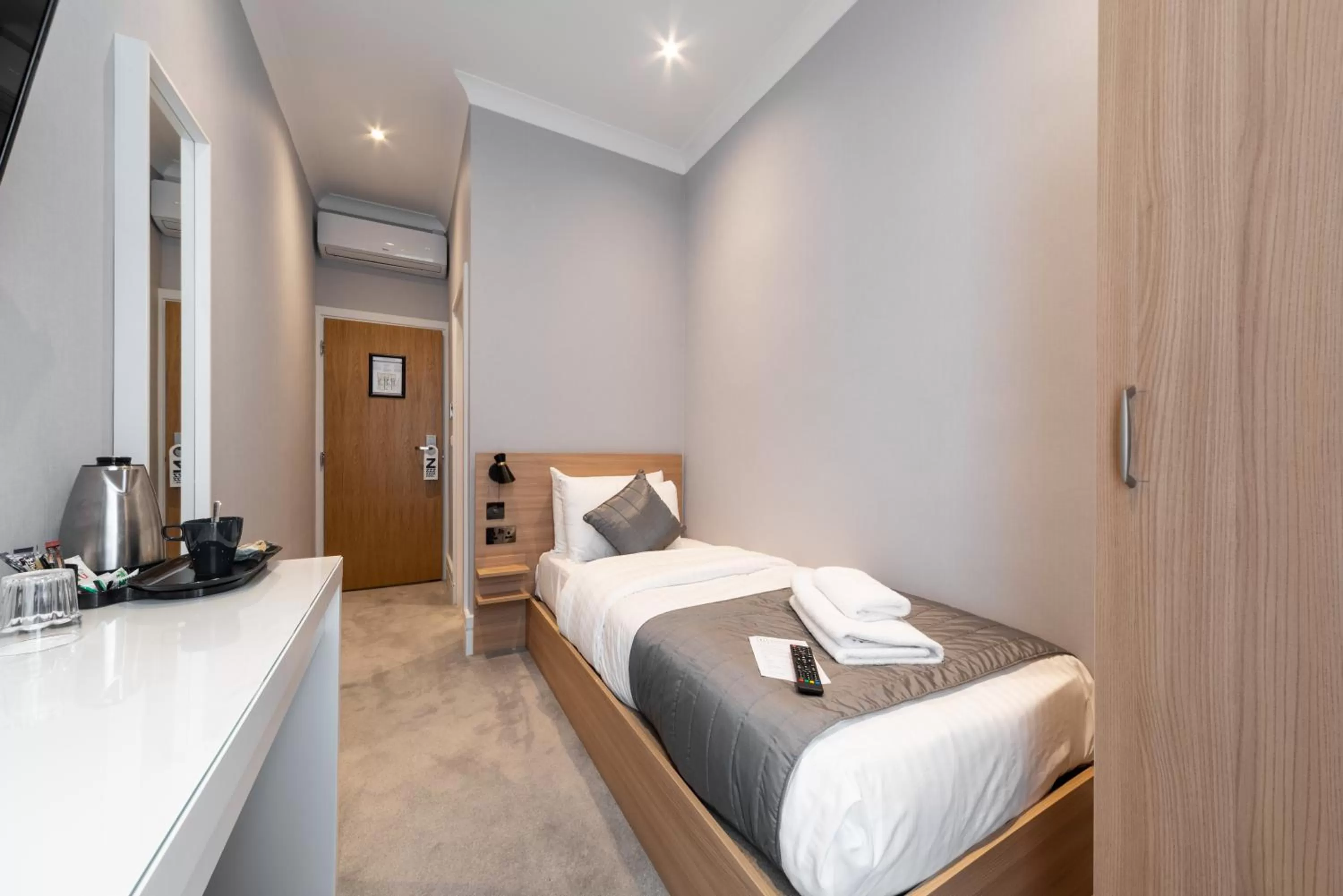 Bedroom, Bed in Gainsborough Hotel