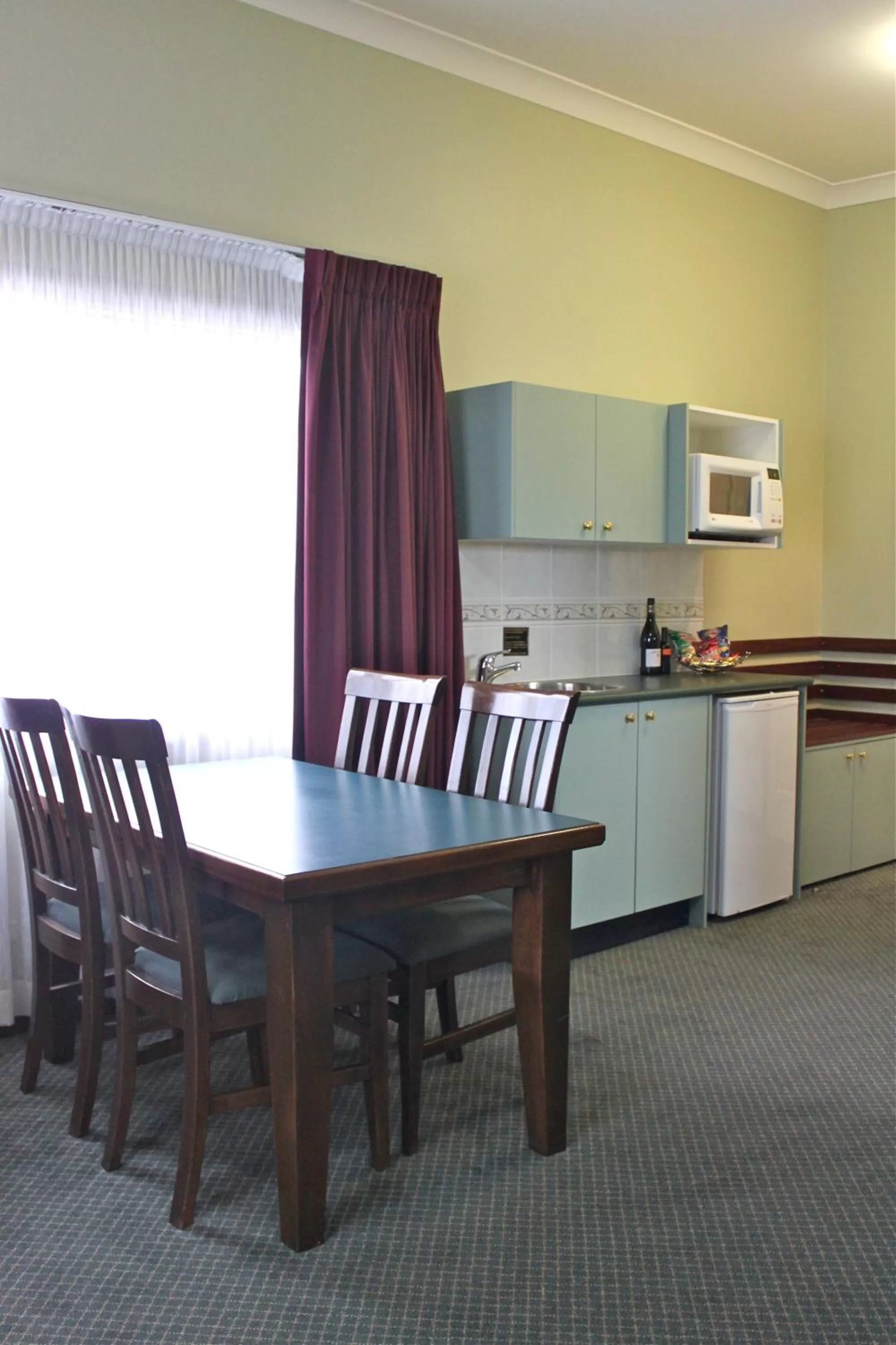 Coffee/tea facilities in Willows Motel