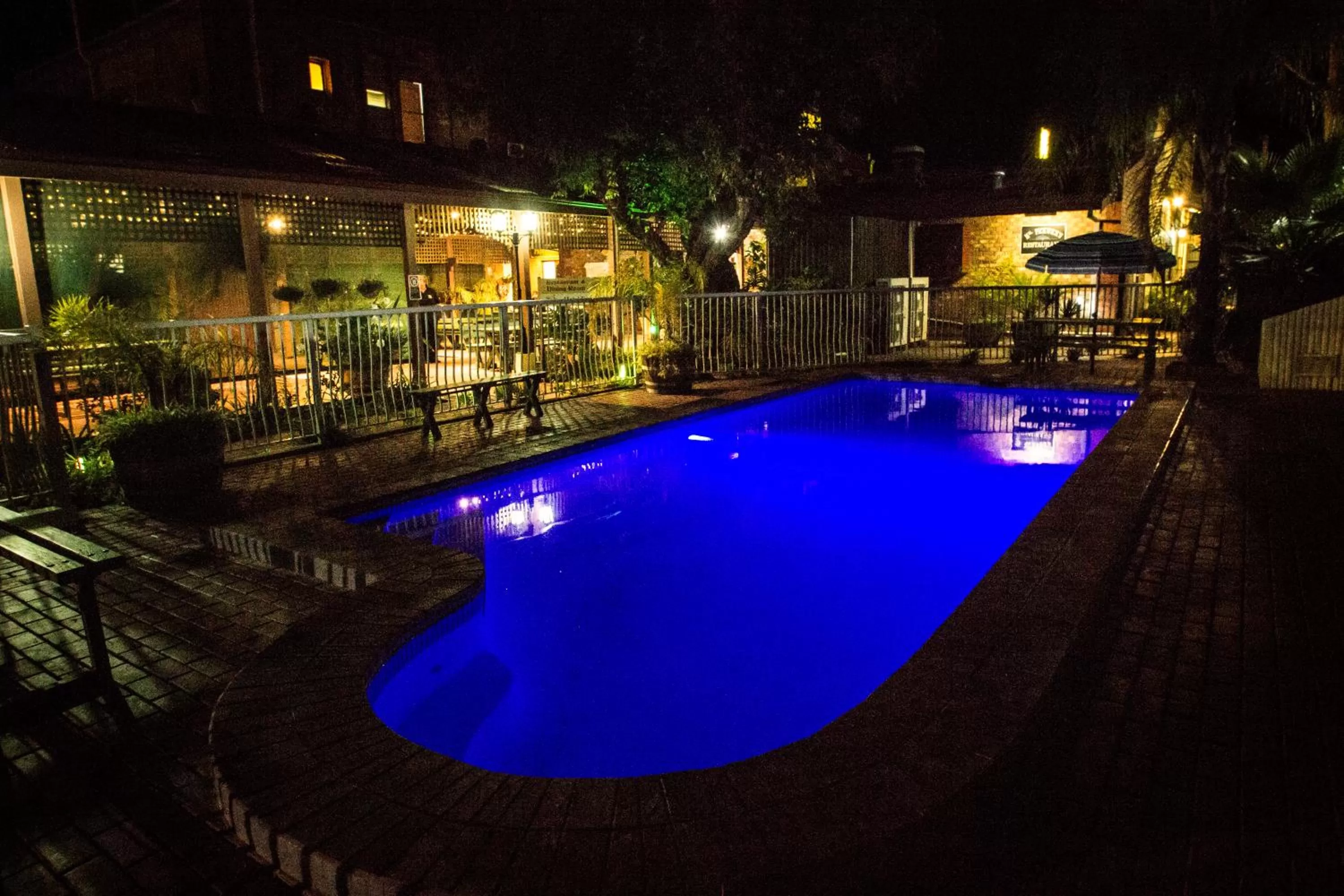 Swimming pool in Old Willyama Motor Inn