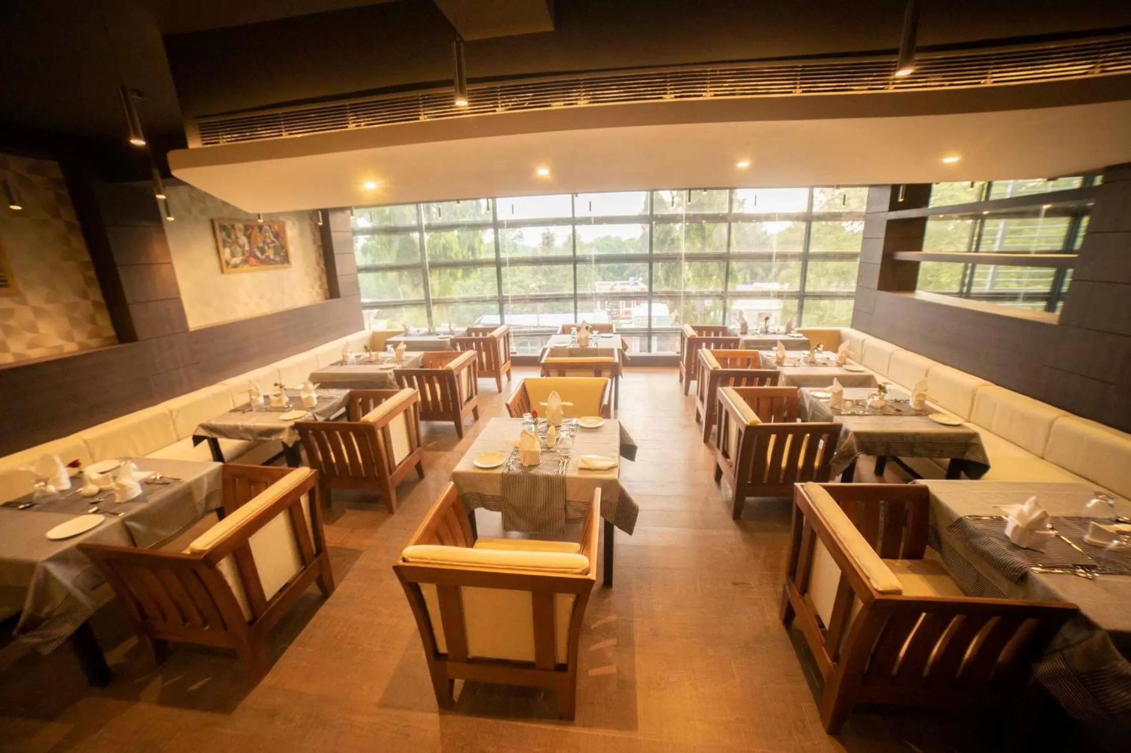 Restaurant/Places to Eat in HOTEL SAVITHRI