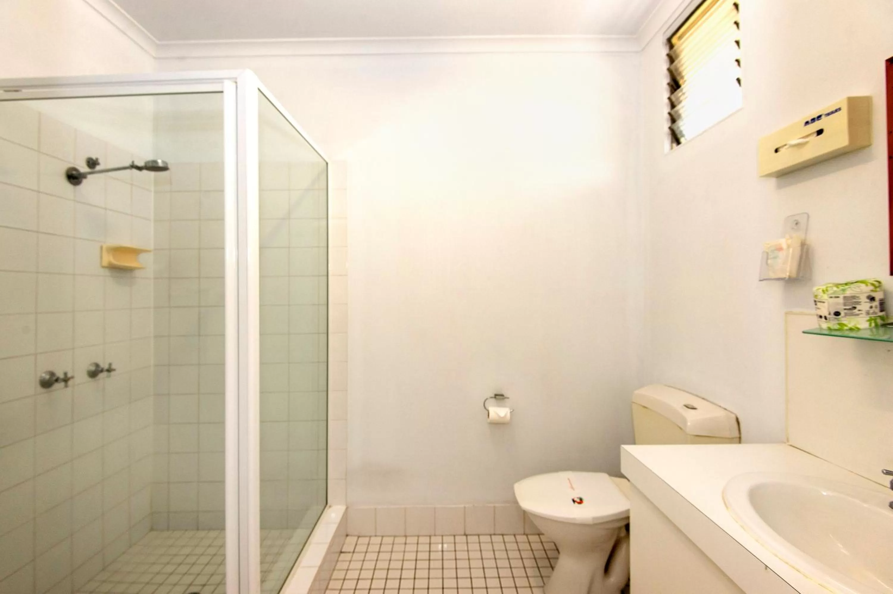 Bathroom in Mid City Motor Inn