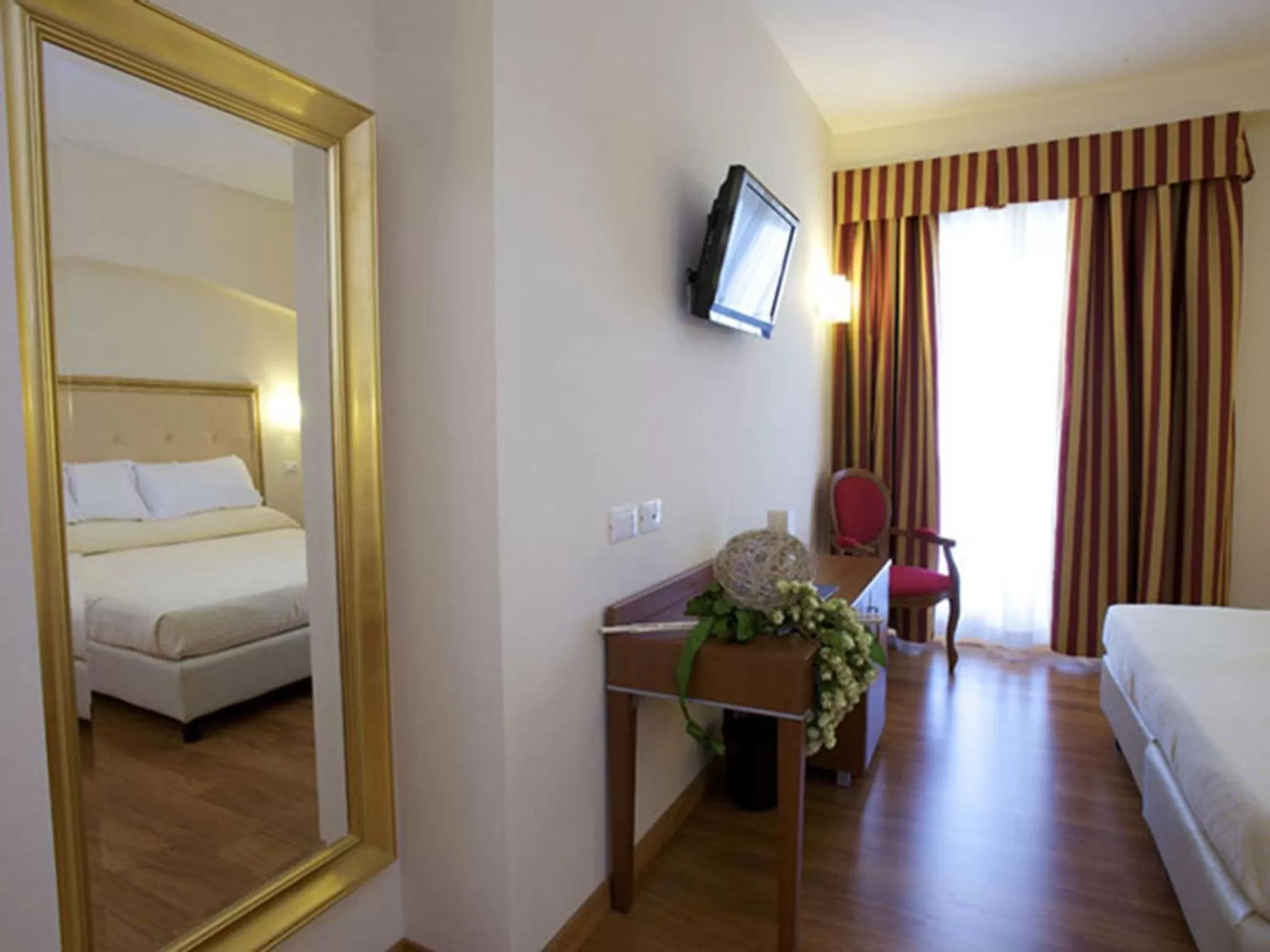 Shower, Bed in Giotto Hotel & Spa