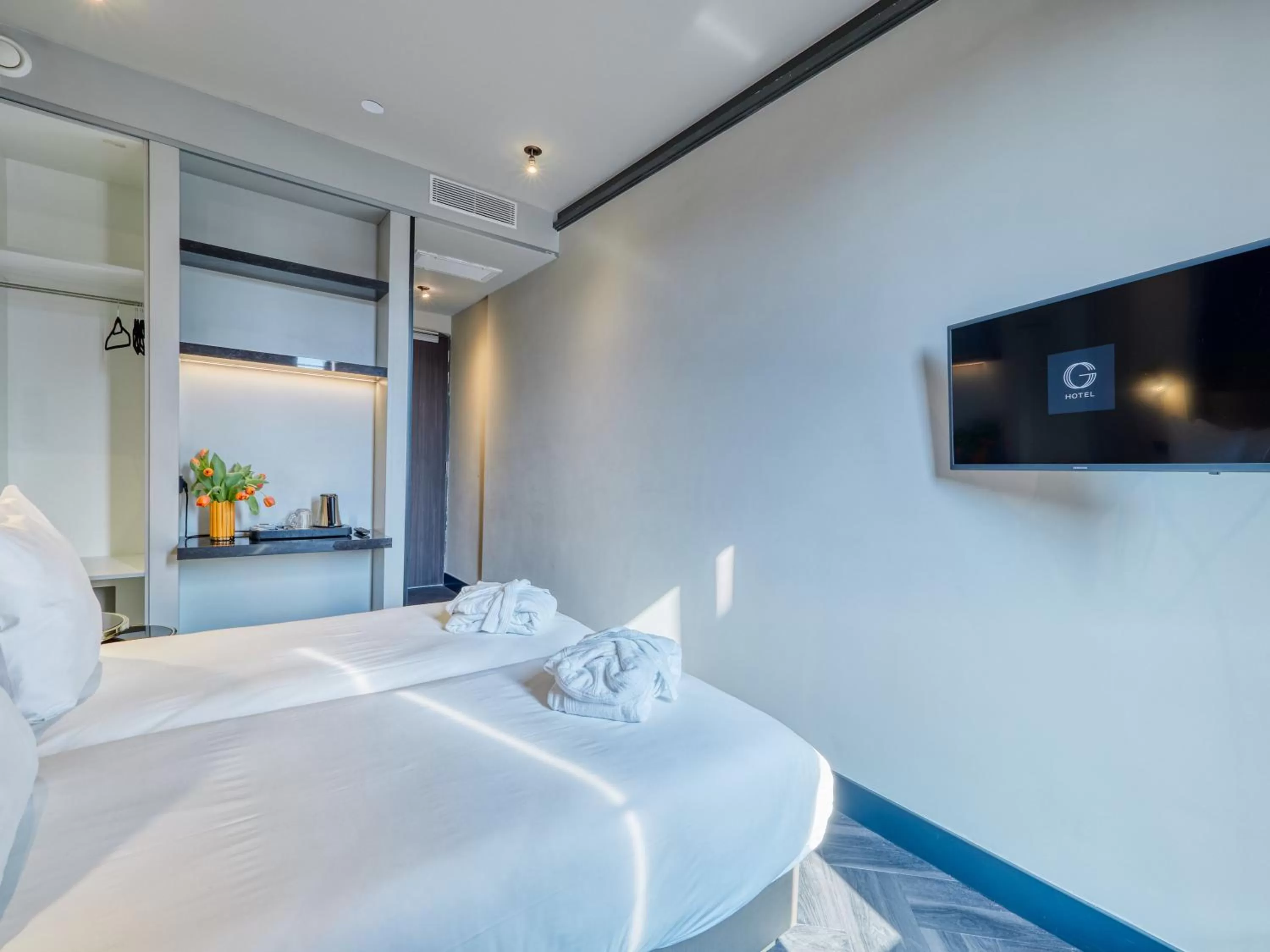 Photo of the whole room, Bed in Triple G Hotels