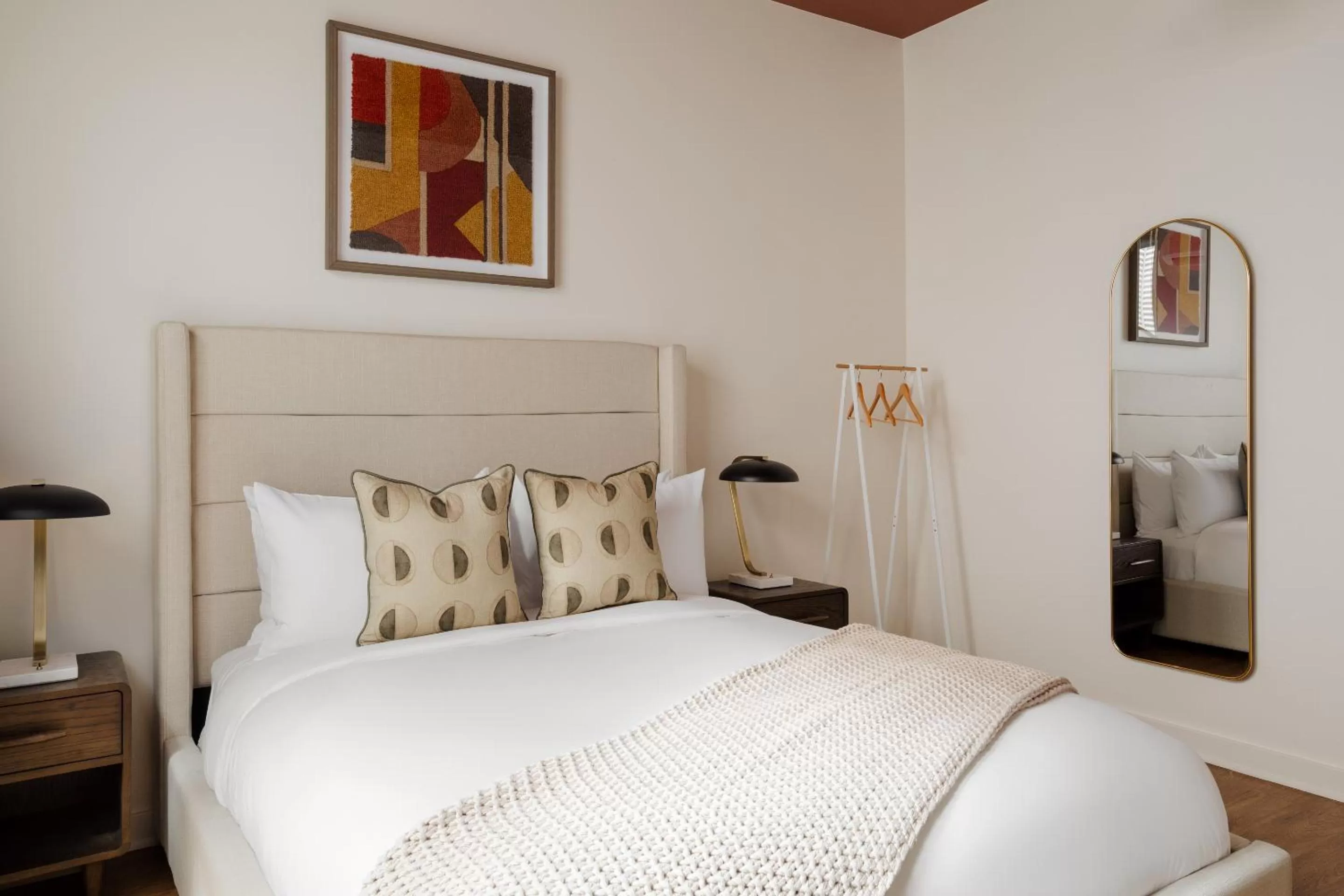 Living room, Bed in Found Chicago powered by Sonder