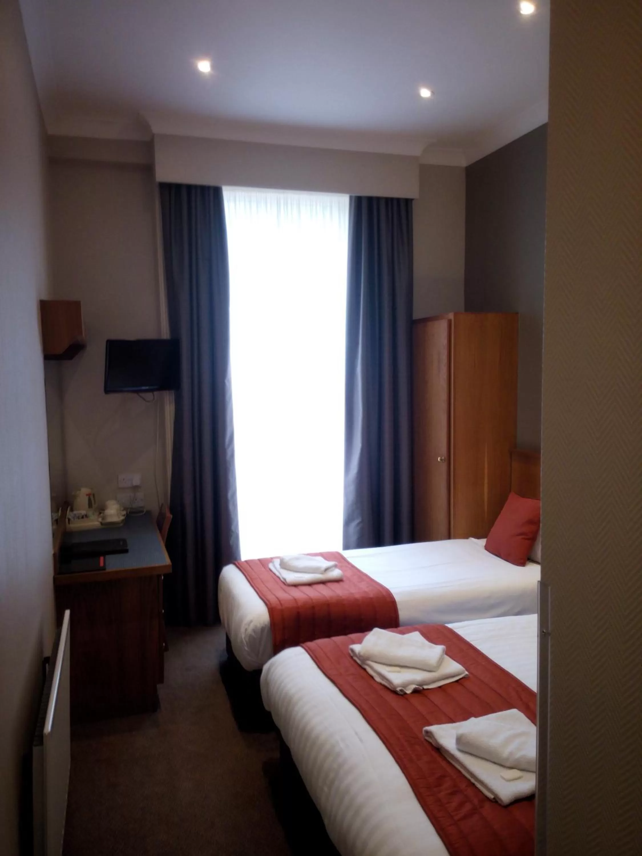 Photo of the whole room, Bed in Columbus Hotel