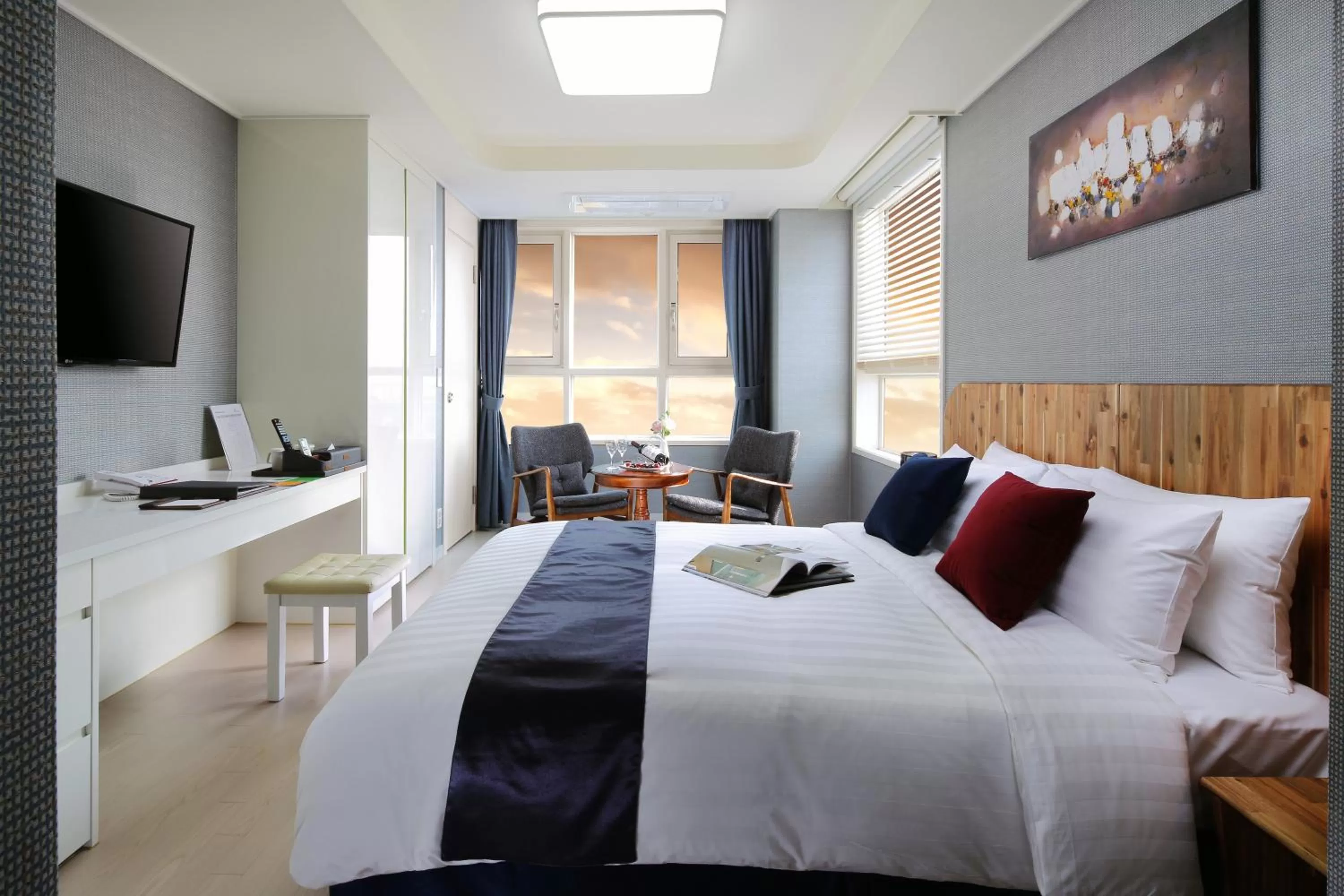 Photo of the whole room, Bed in Ever8 Serviced Residence