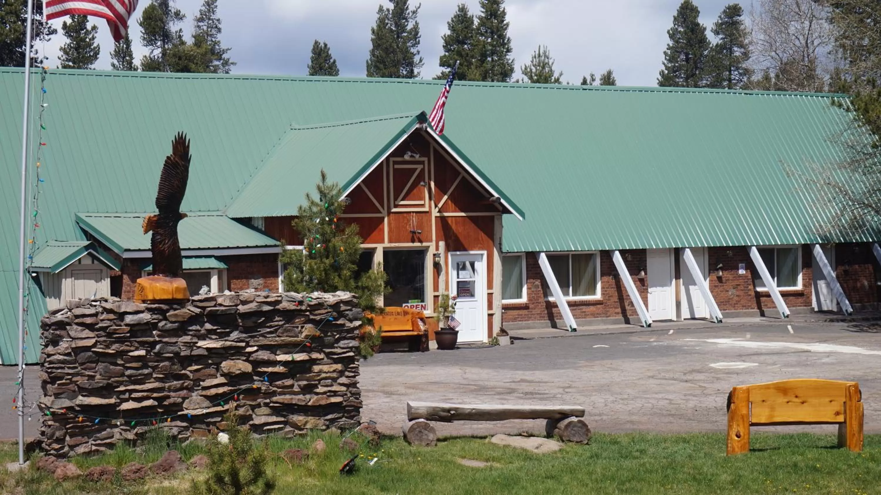 Property building in Eagle Crater Lake Inn