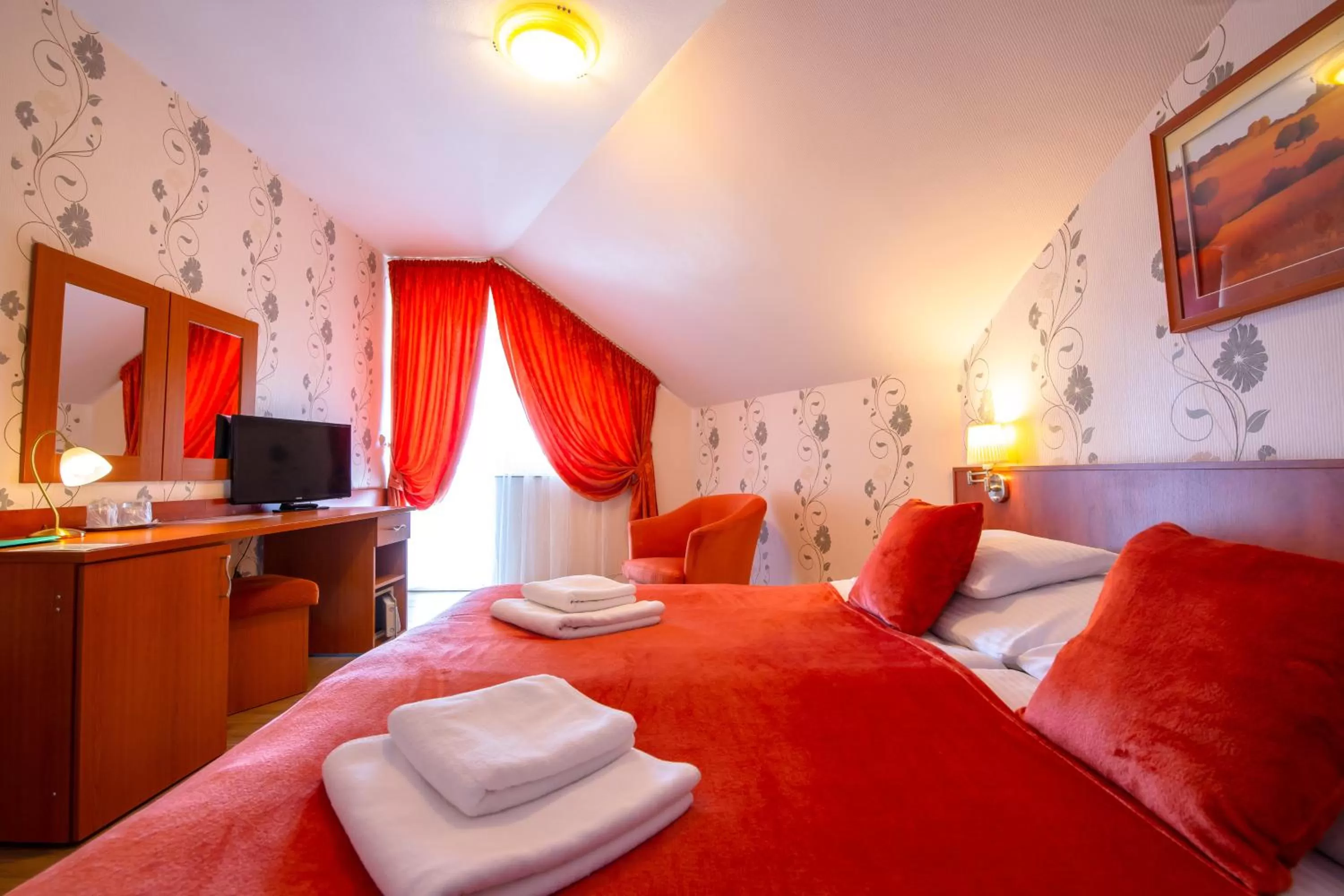 Communal lounge/ TV room, Bed in Spa & Wellness Hotel Orchidea