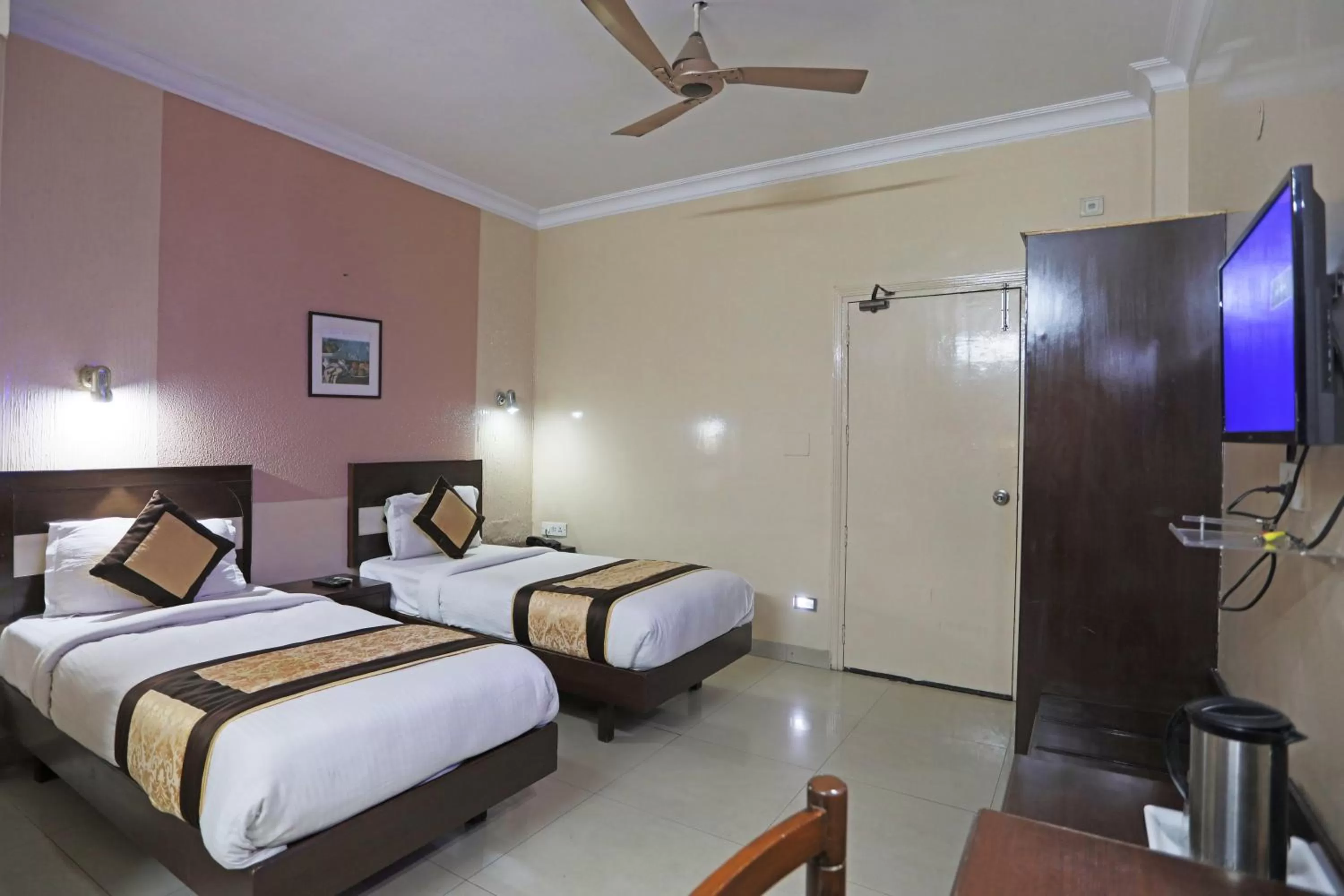 Family Room in Hotel The Tourist - 1 min from New Delhi Railway Station