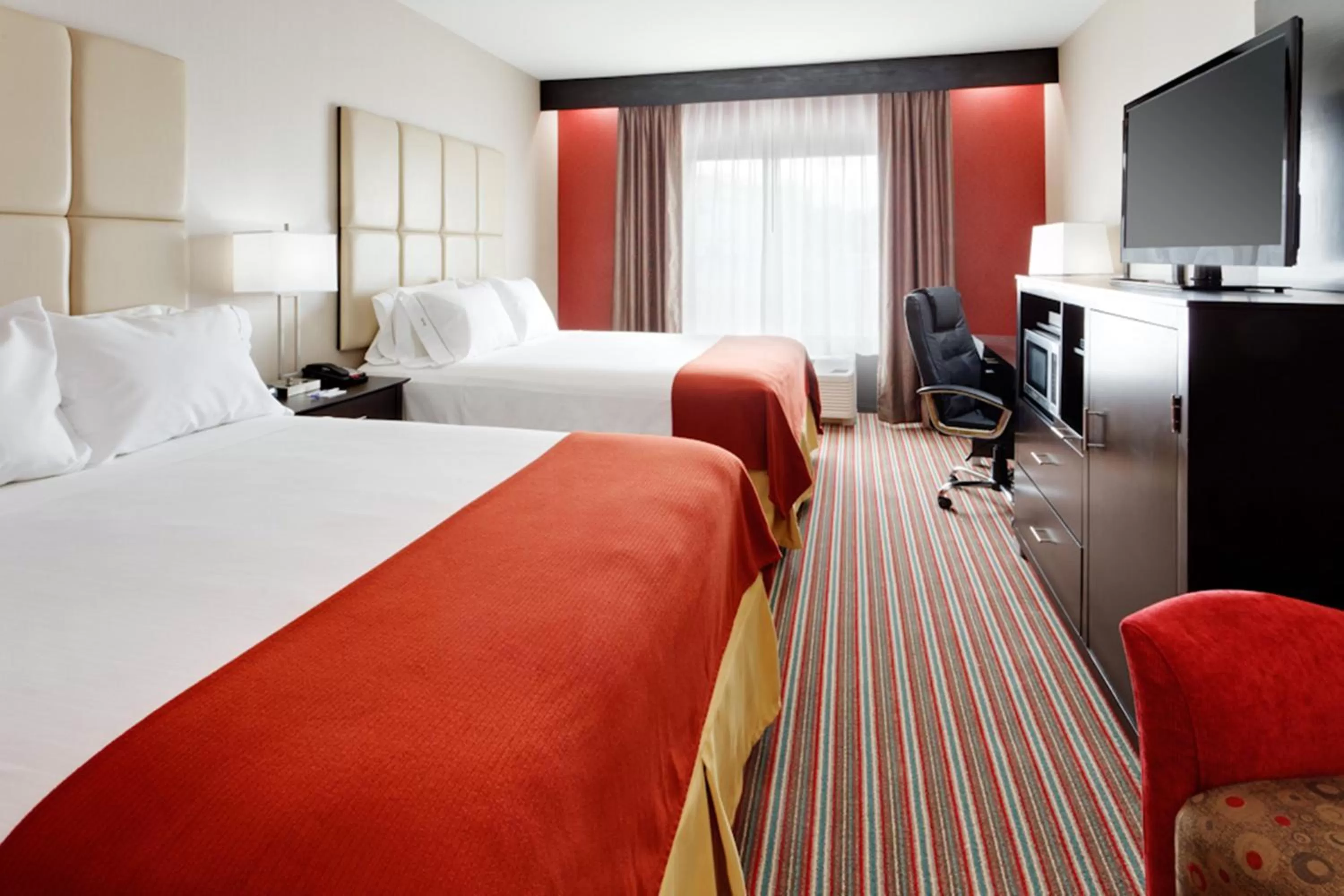 Photo of the whole room, Bed in Holiday Inn Express & Suites Northeast by IHG