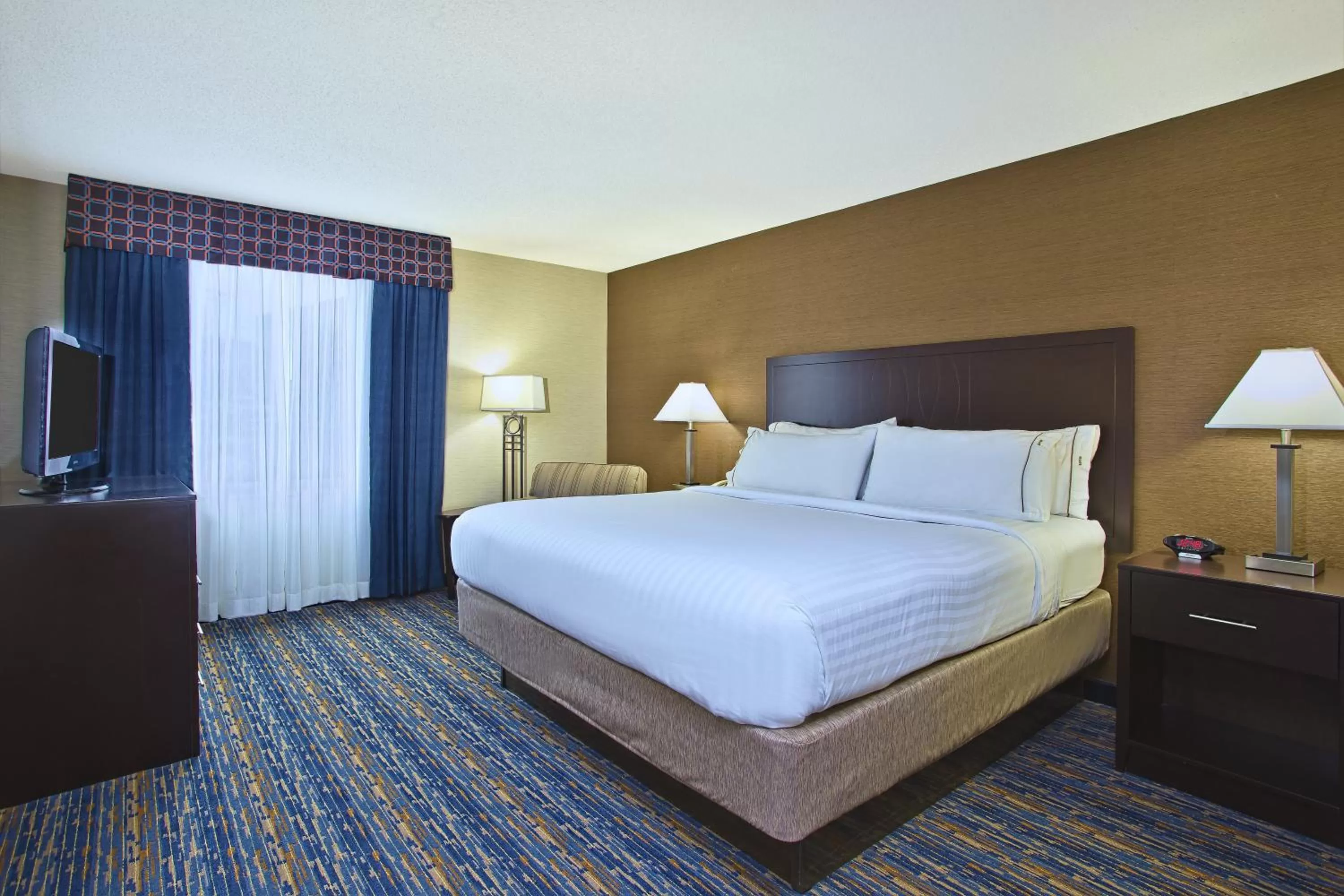 Photo of the whole room, Bed in Holiday Inn Express and Suites Pittsburgh West Mifflin by IHG