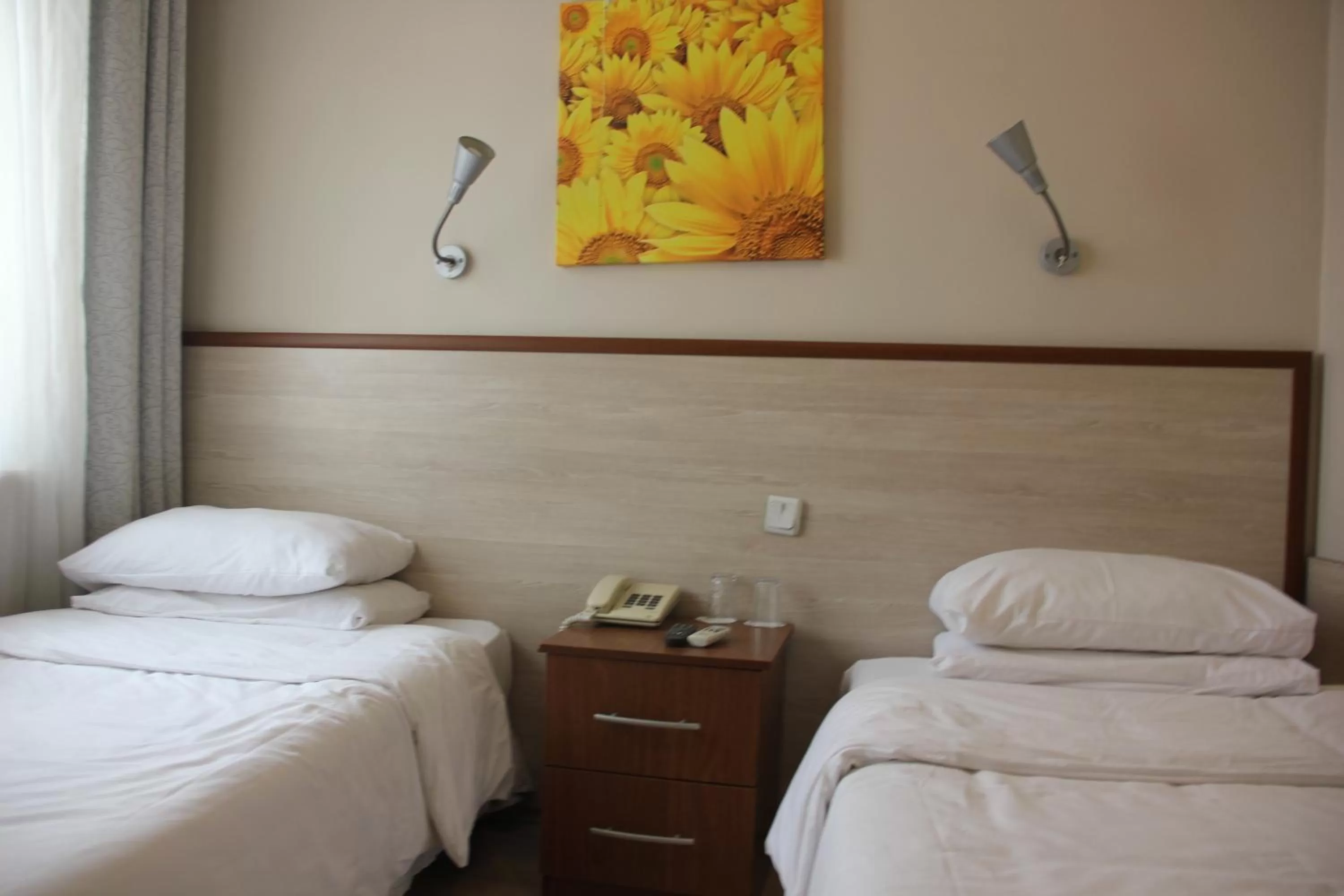 Photo of the whole room, Bed in Hotel Crowded House