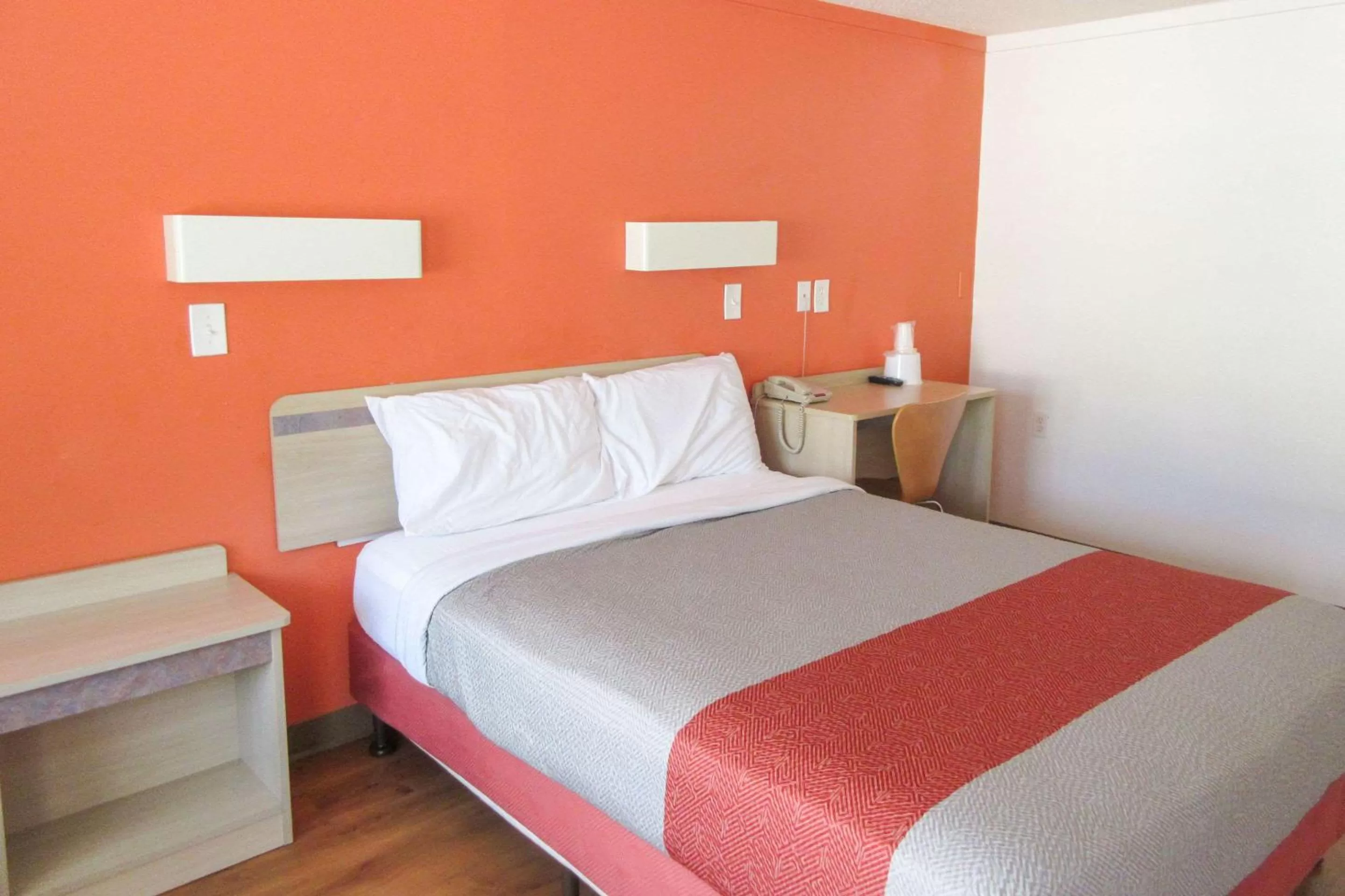 Bed in Rodeway Inn Altoona Orchard Plaza