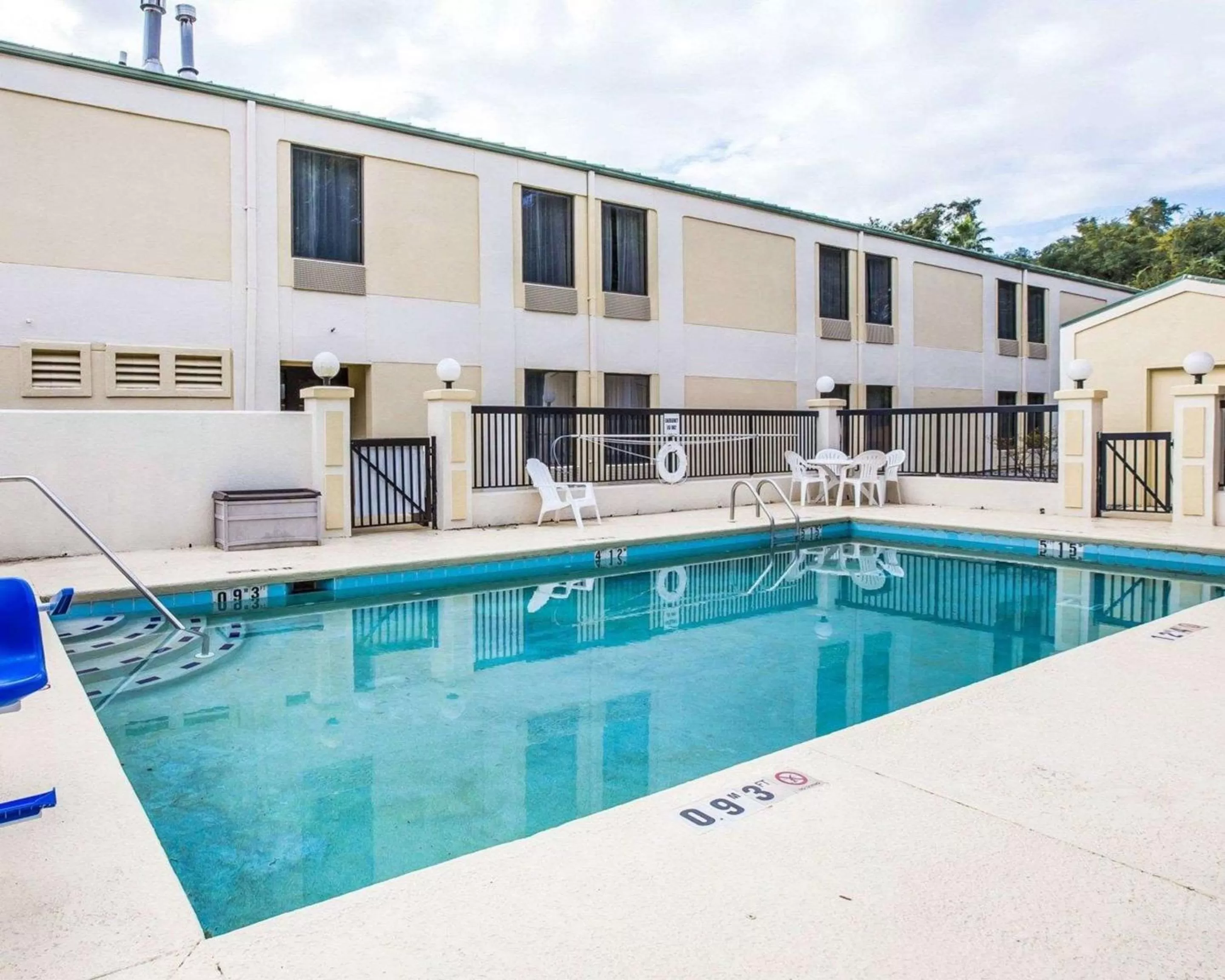 Swimming pool in Quality Inn Darien-North Brunswick