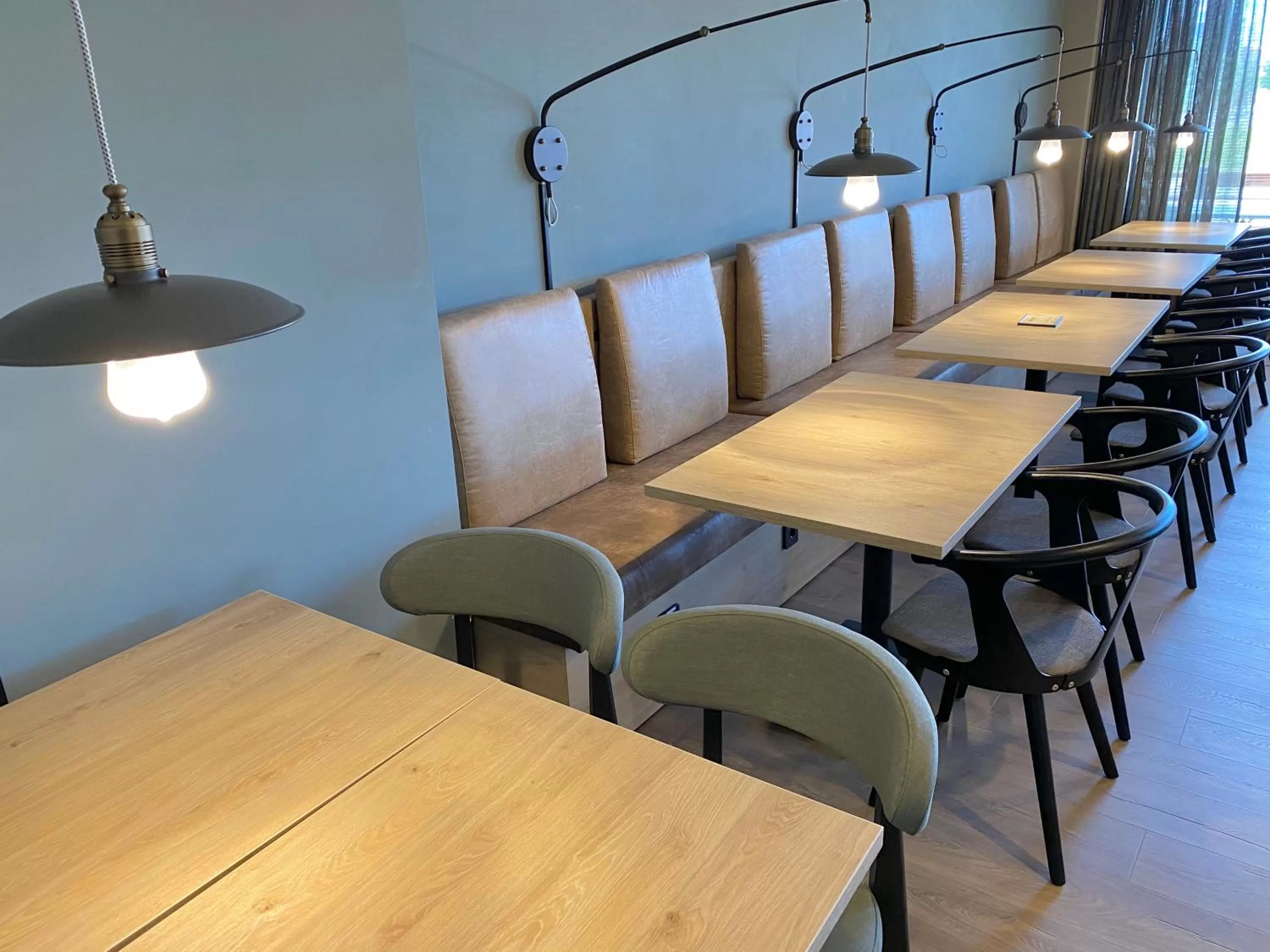 Restaurant/places to eat in Skyline Airport Hotel