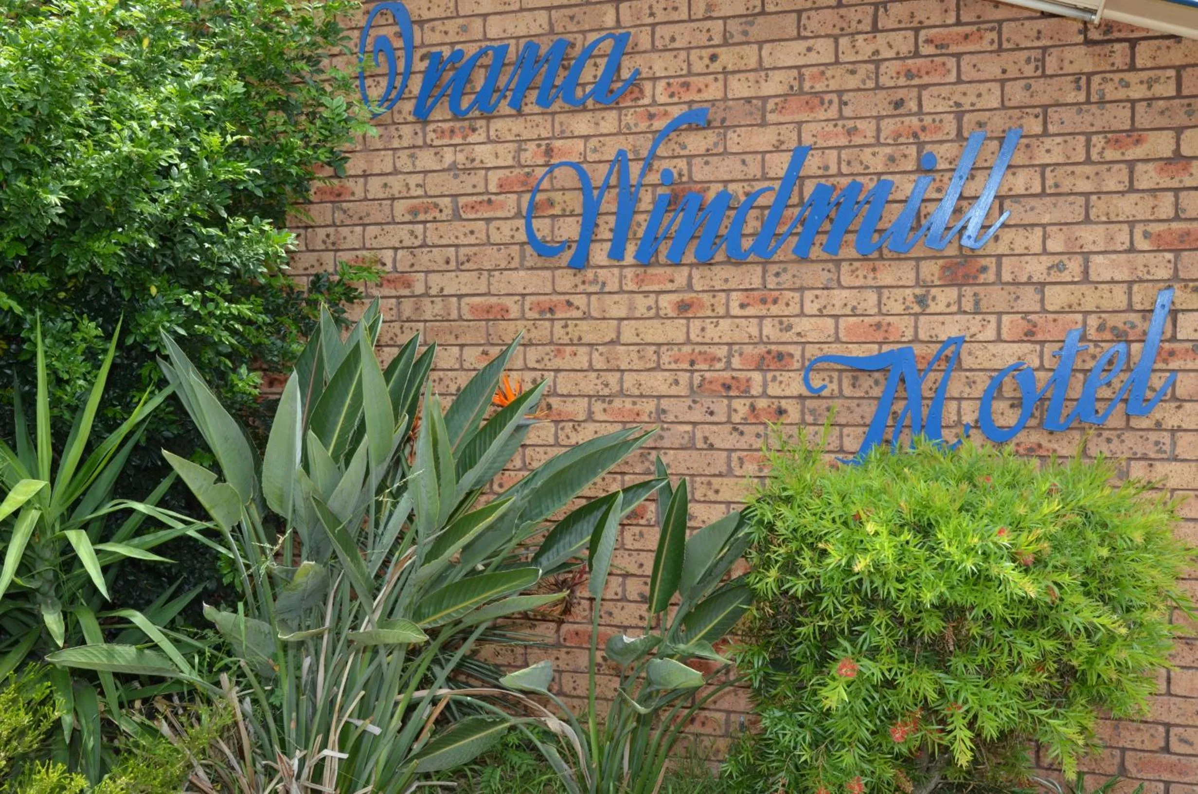 Facade/entrance in Orana Windmill Motel