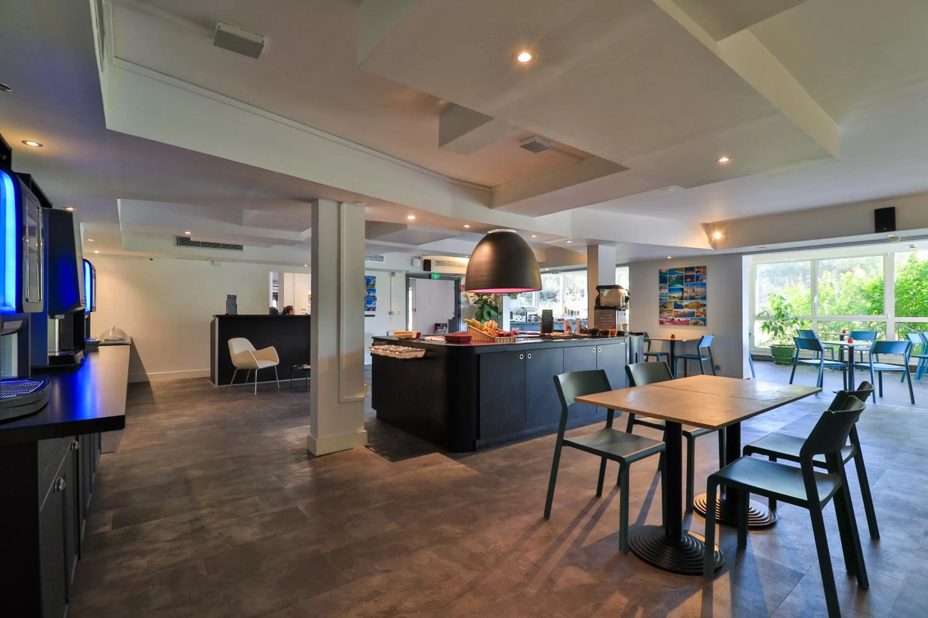 Buffet breakfast in Hôtel restaurant Kyriad Fréjus