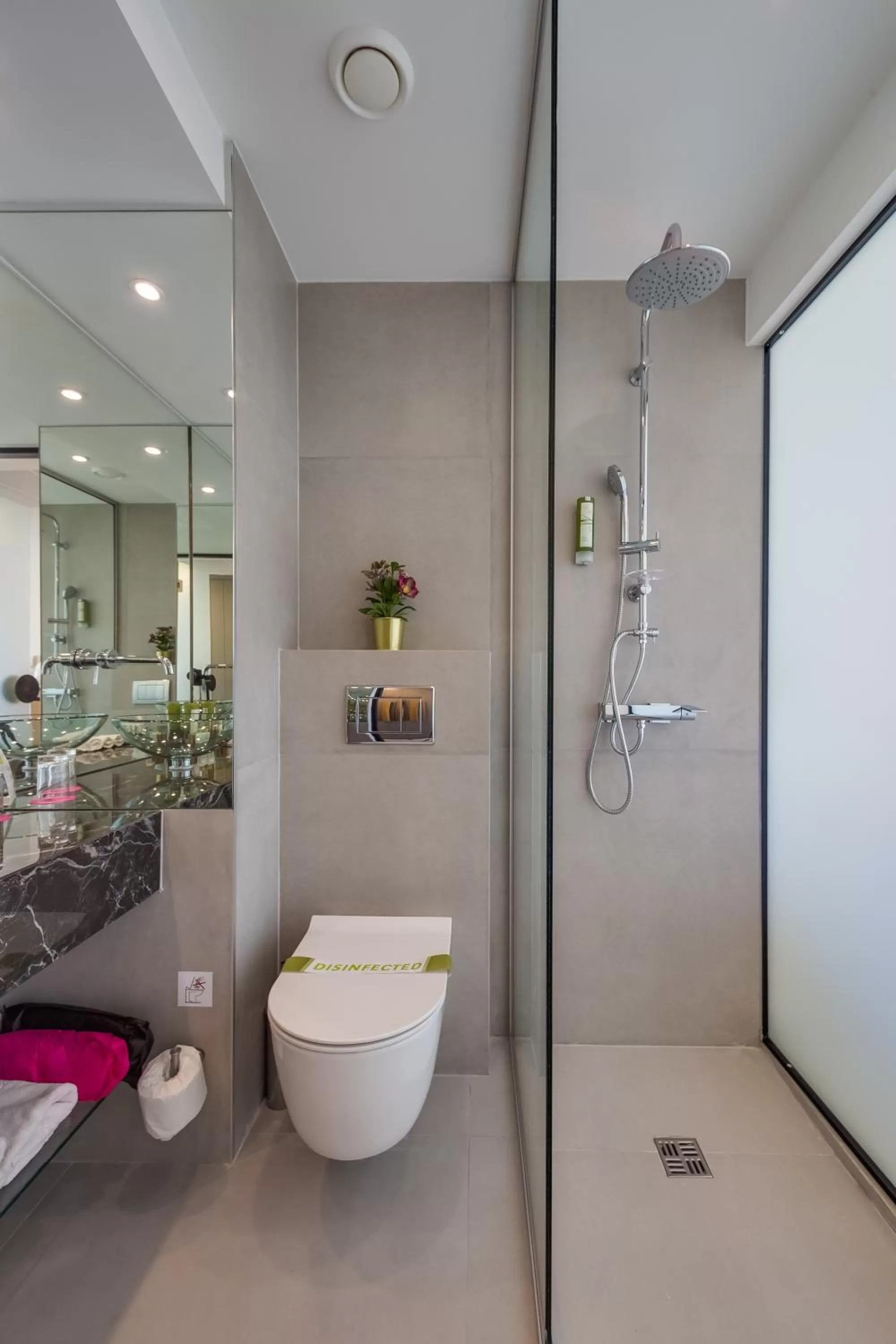 Shower in Napa Mermaid Hotel & Suites