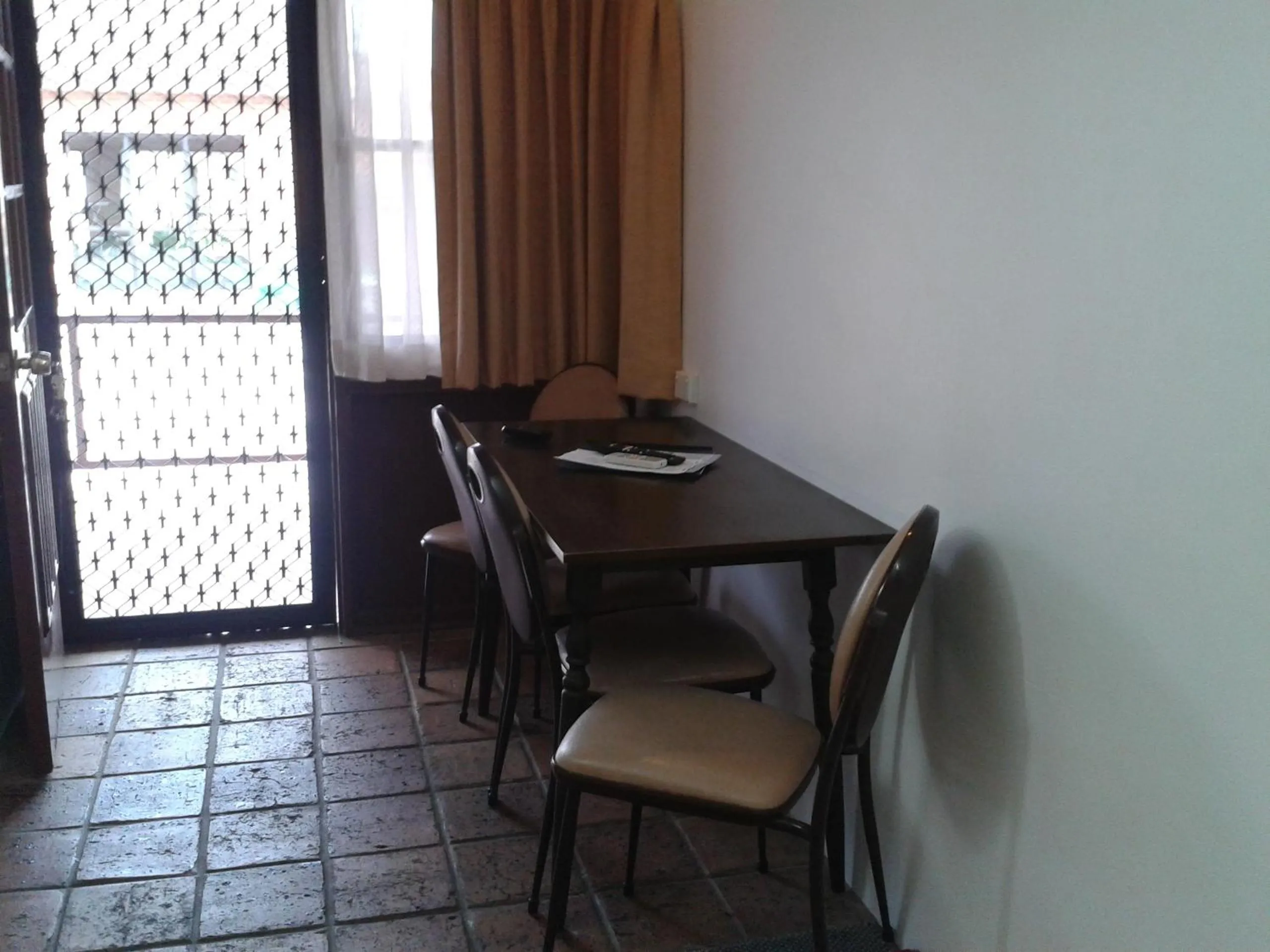 Day in Elsinor Motor Lodge