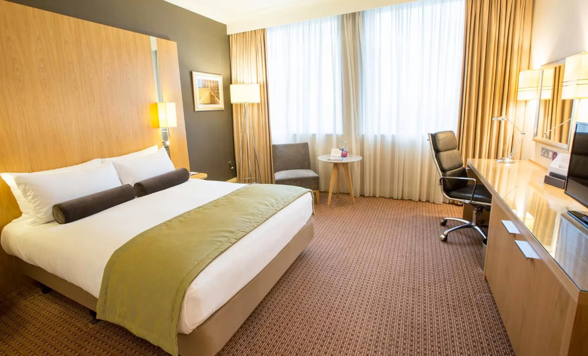 Standard Queen Room with Walk-In Shower in Crowne Plaza London Ealing, an IHG Hotel