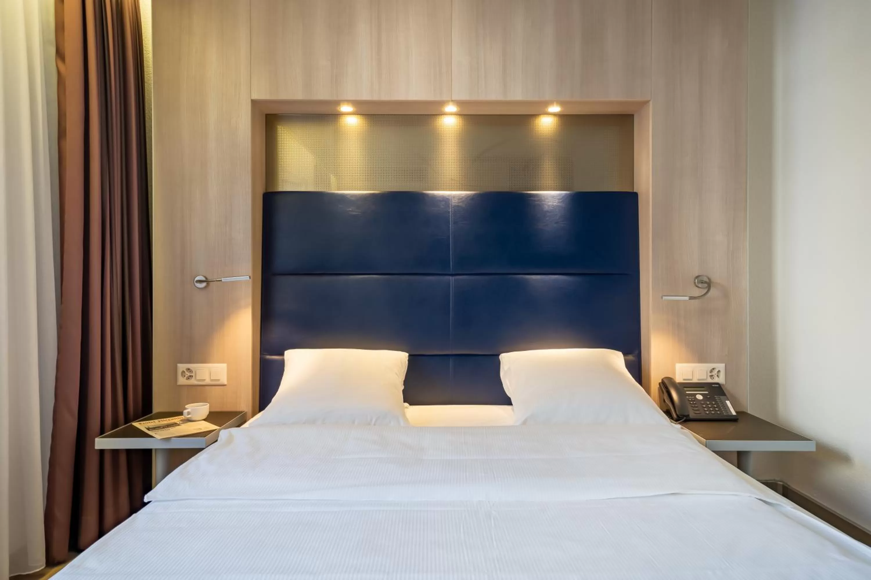 Staff, Bed in Hotel Alexander Zurich Old Town