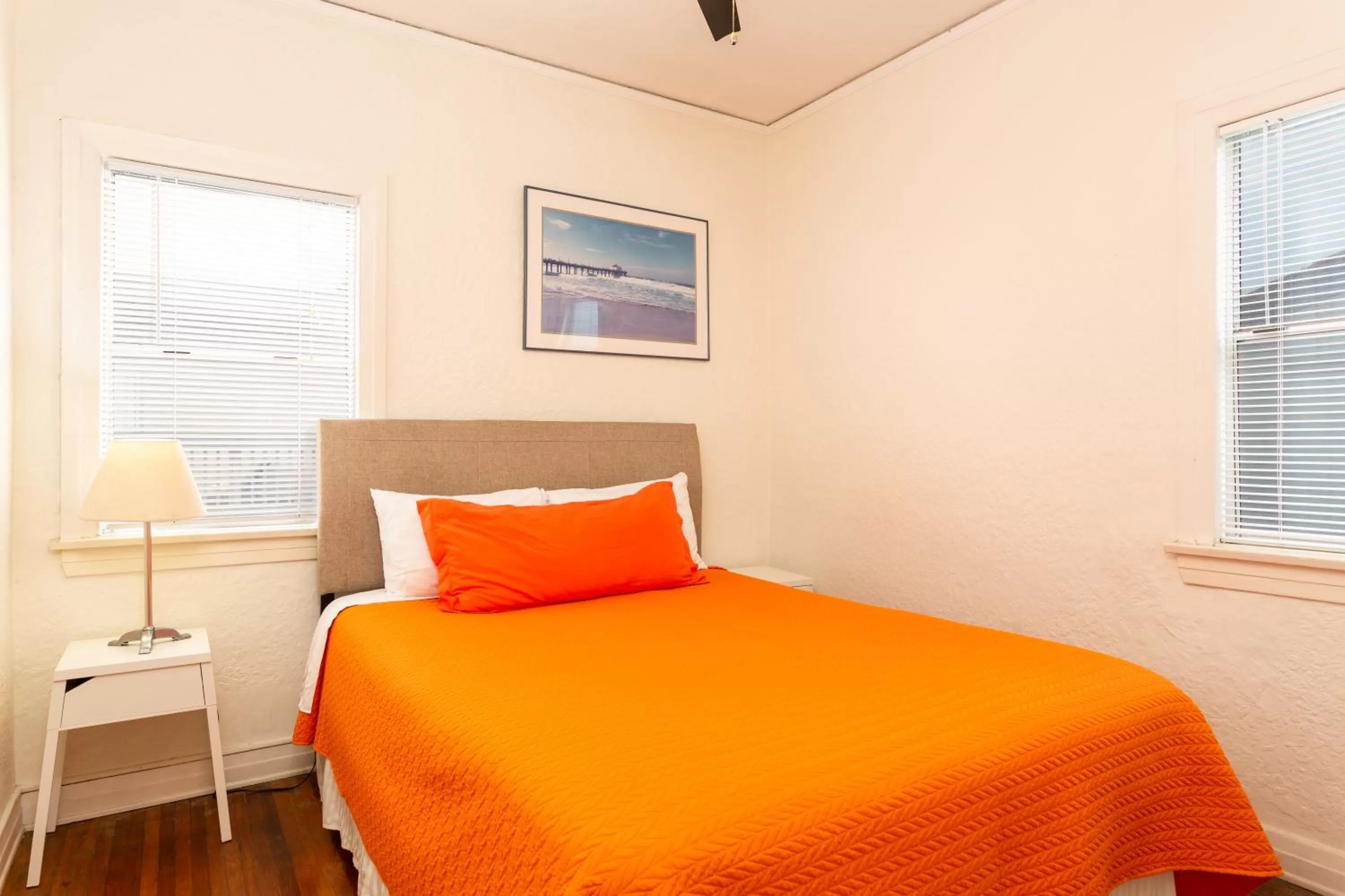 Photo of the whole room, Bed in The Sea View Inn At The Beach