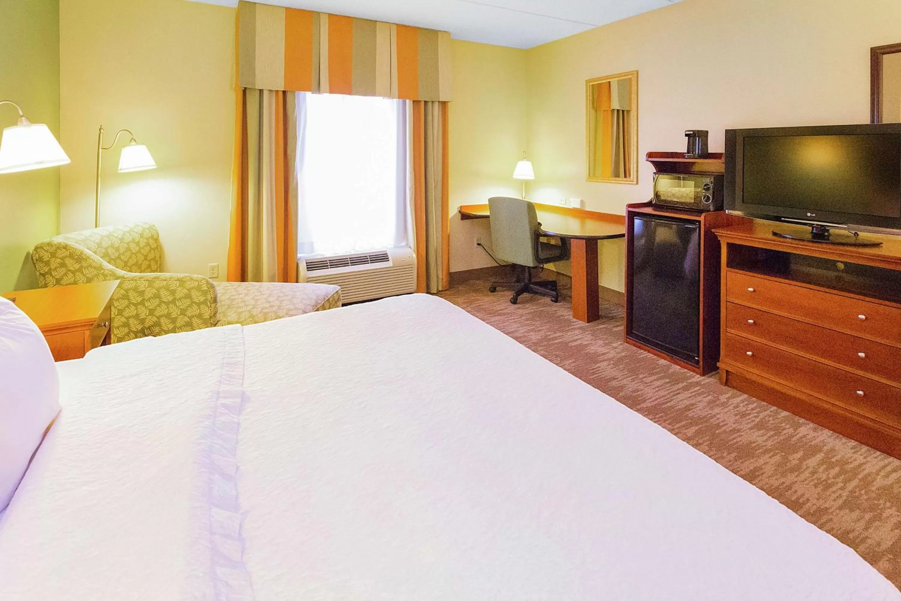 Bed in Hampton Inn & Suites Blairsville