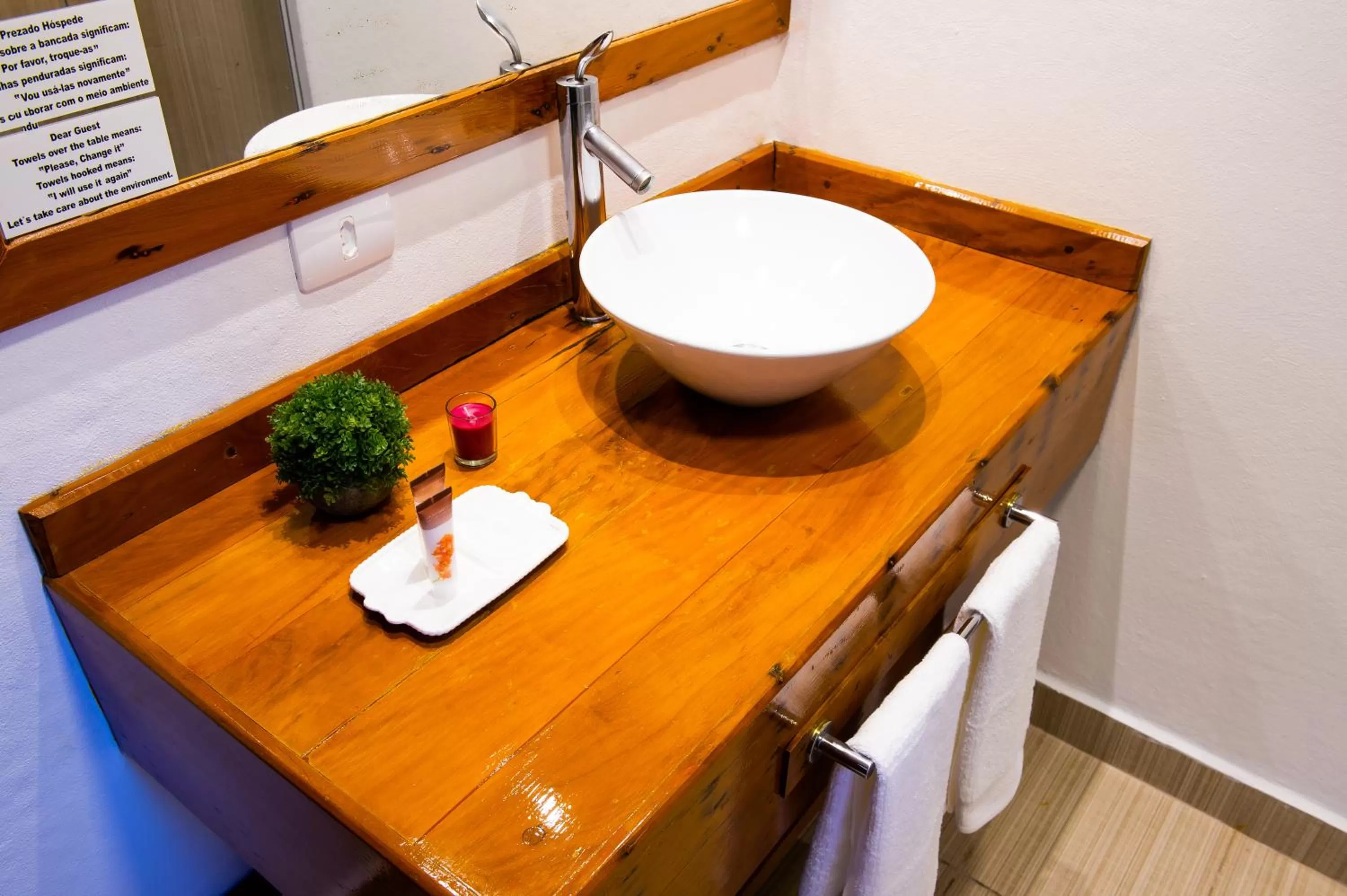 Bathroom, Dining Area in Pousada das Lavandas